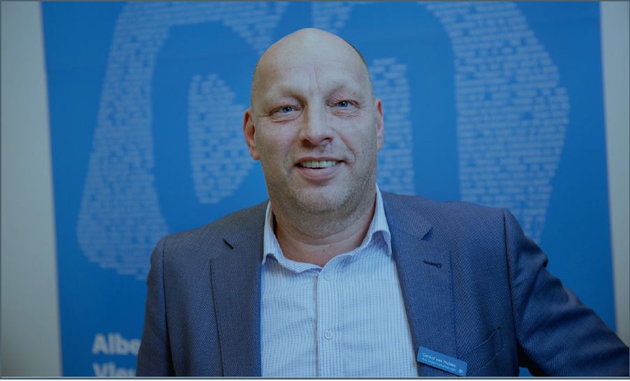 Gerard van Hulzen verzorgt de rondleiding. Foto: Herbert Wiggerman.