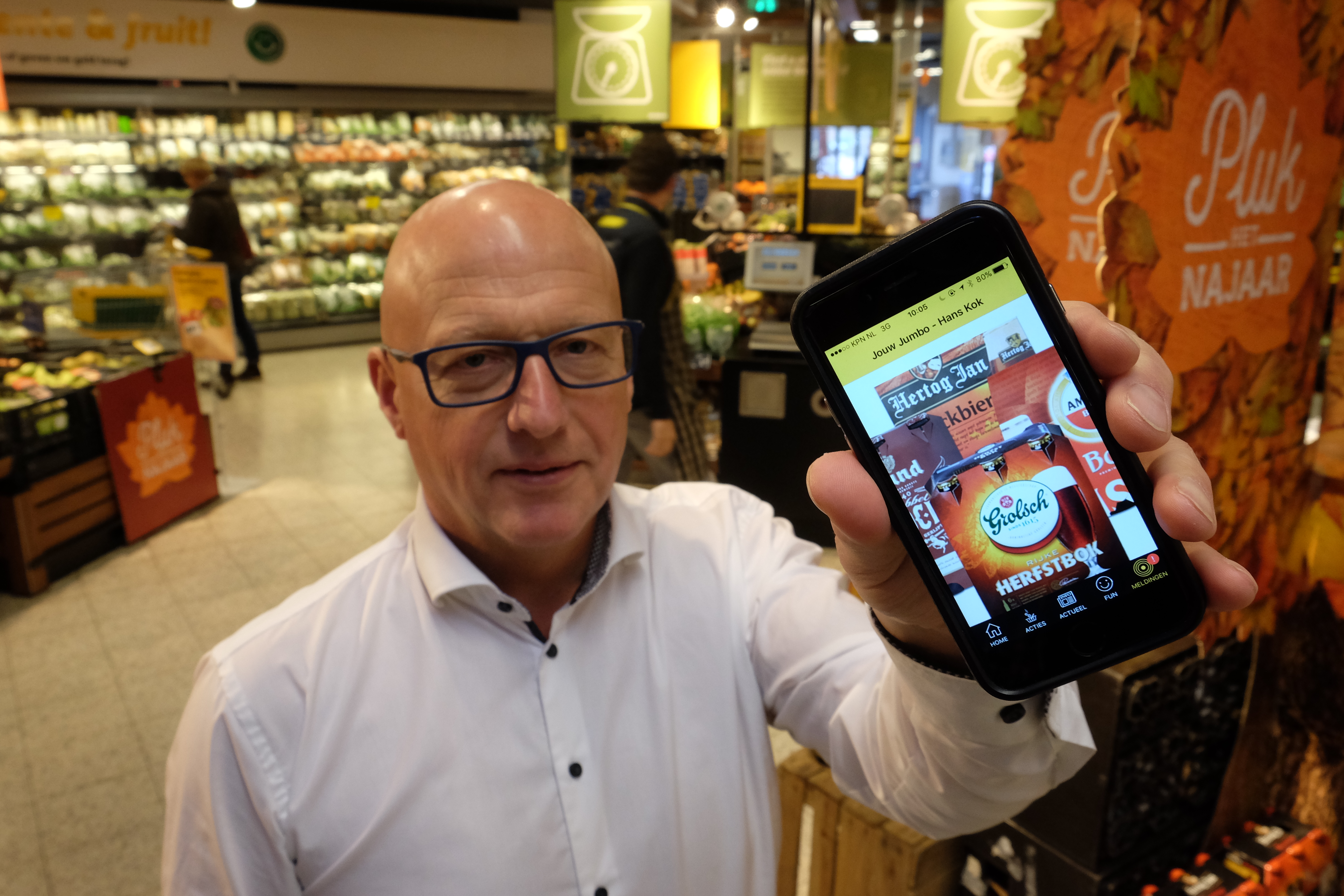 Jumbo Hans Kok Colmschate Deventer laat app zien op telefoon. Hij zet beacons in, in de supermarkt