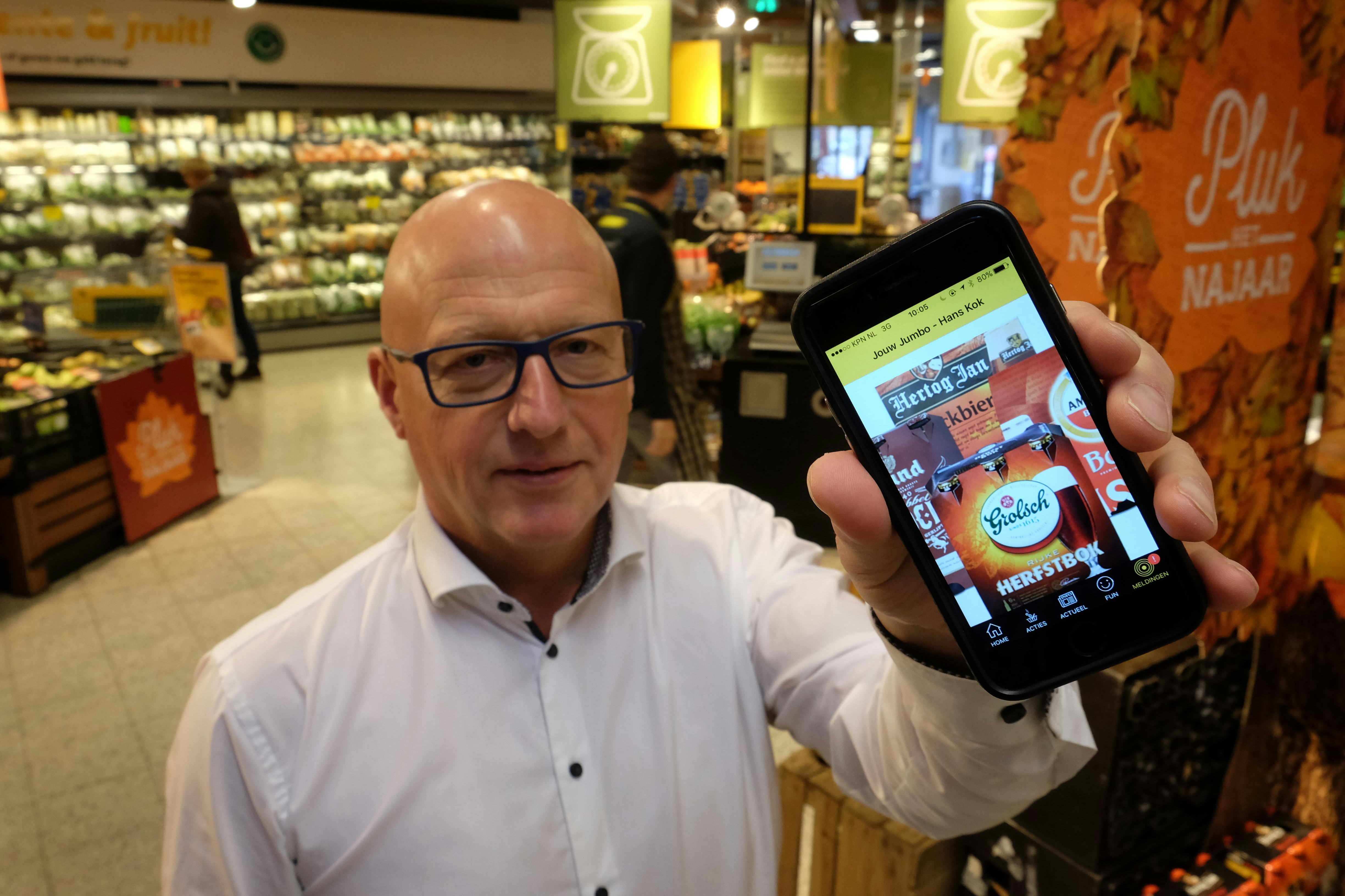 Jumbo Hans Kok Colmschate Deventer laat app zien op telefoon. Hij zet beacons in, in de supermarkt