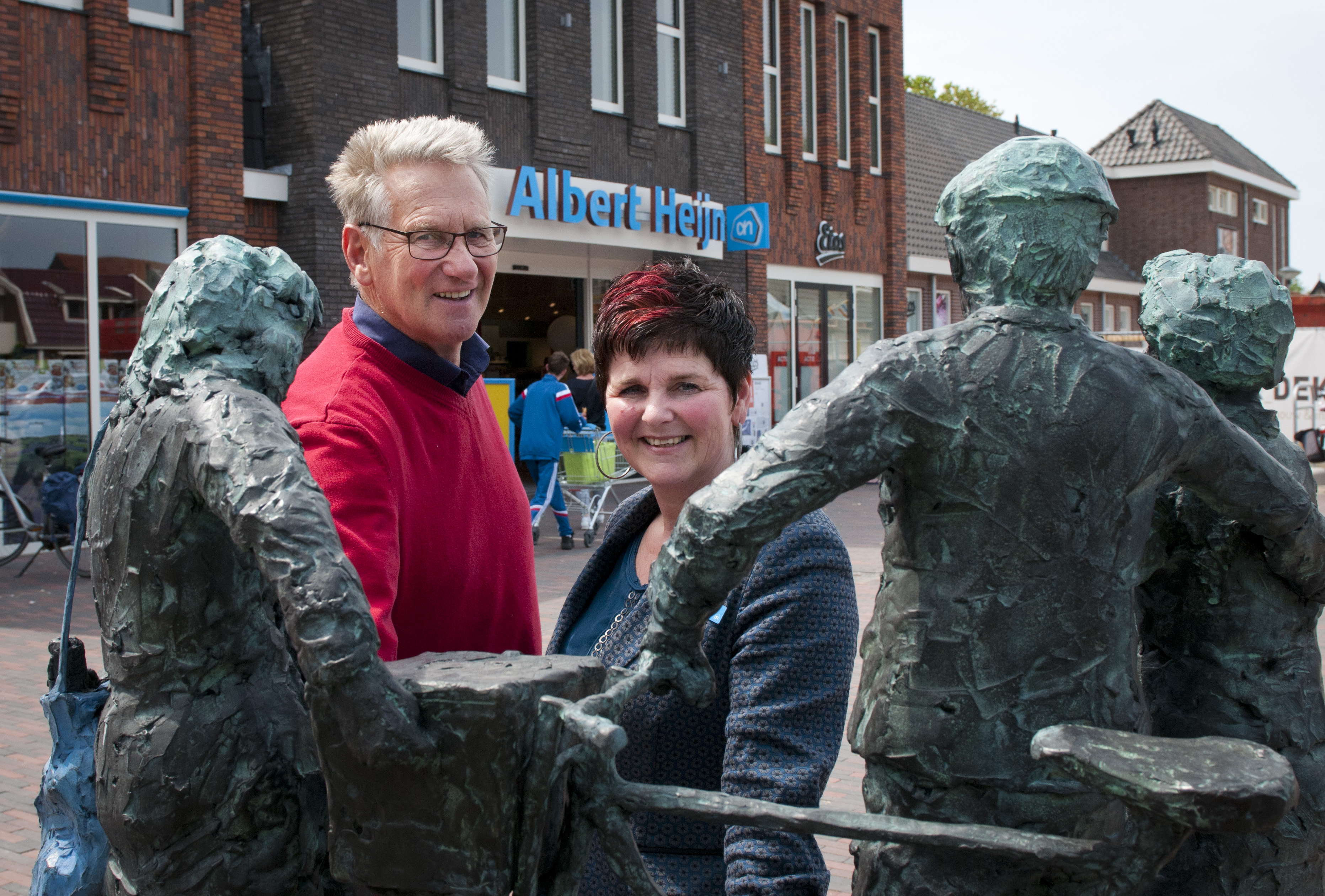 Vader en dochter Van Duin, ondernemers van Albert Heijn Warmenhuizen.