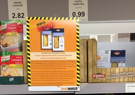 Foodwatch plaatste posters bij de lege schappen in de vestigingen van Aldi.