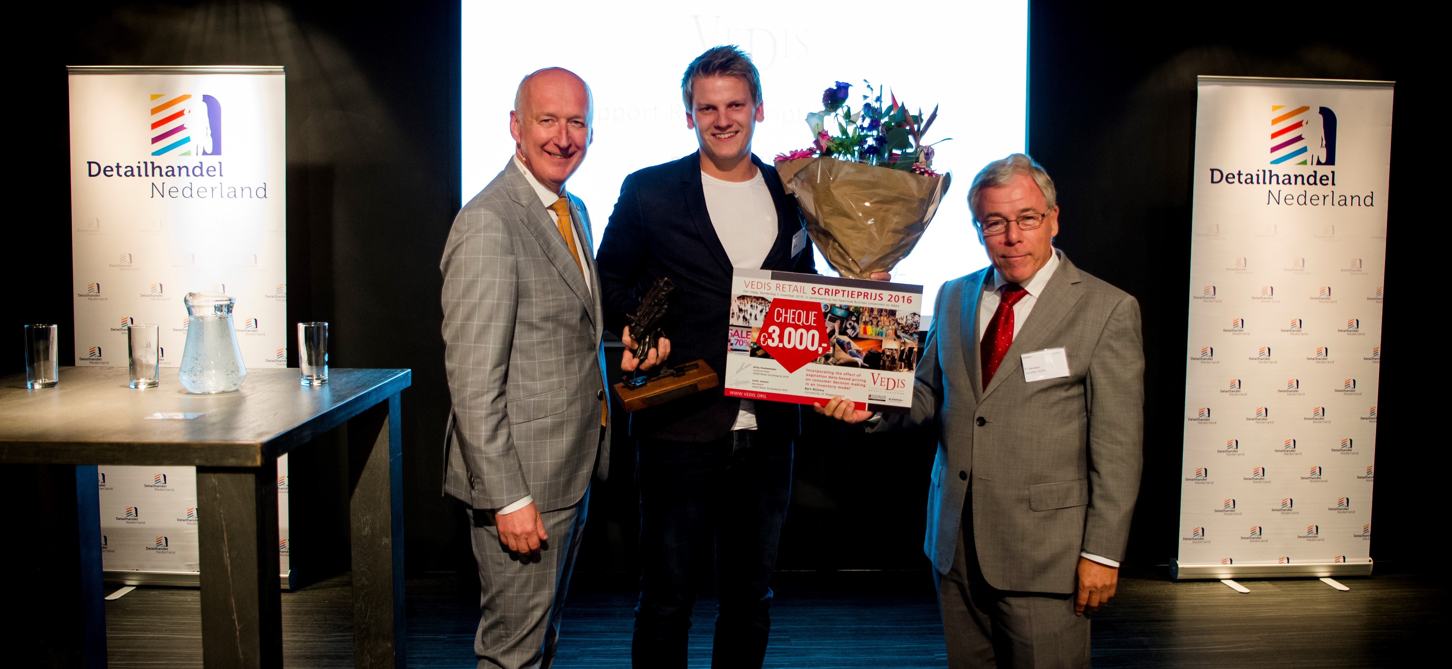 Bart Bijlsma (m) ontvangt VEDIS Scriptieprijs 