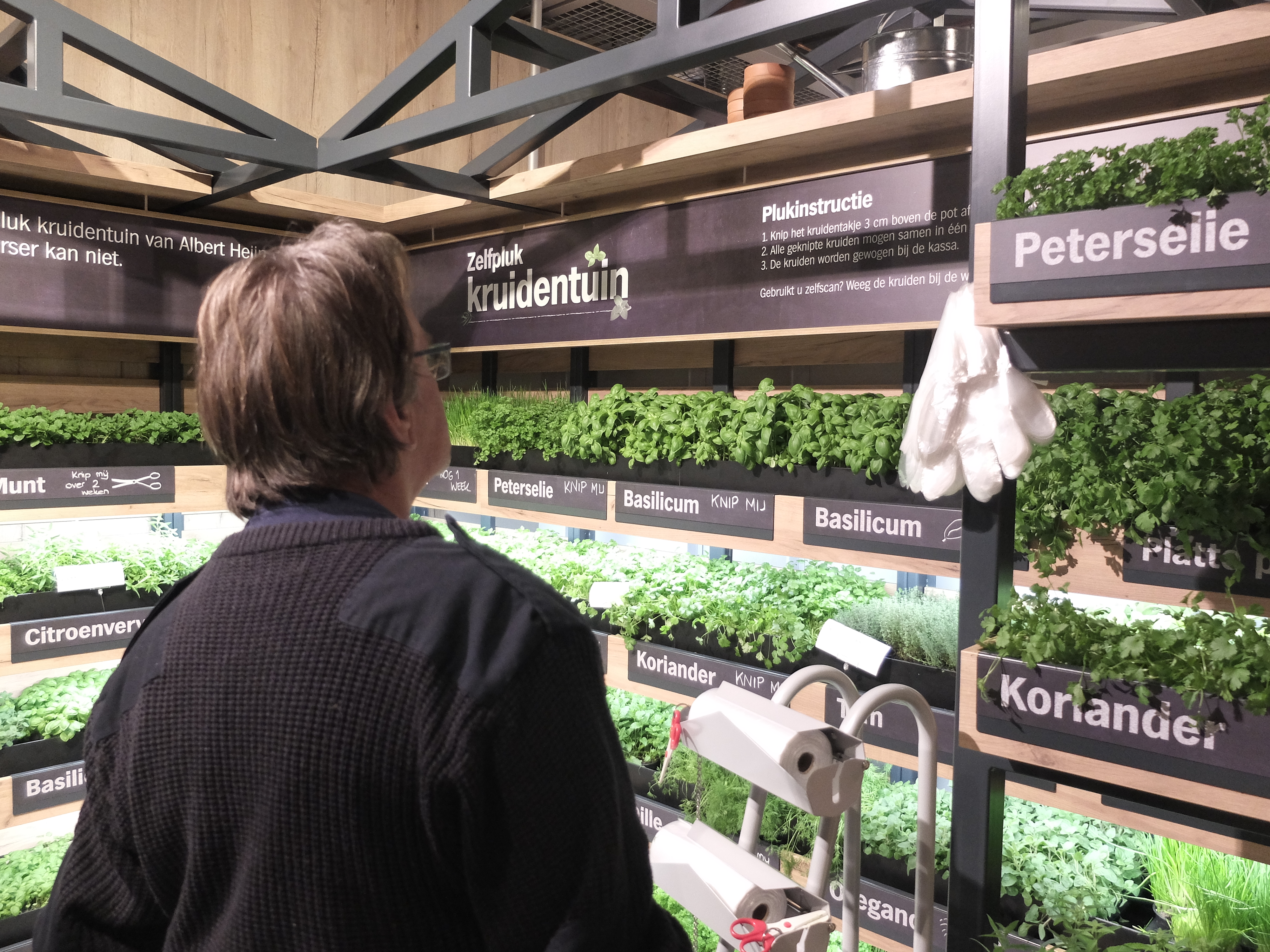 Verduurzaming; in de winkel in Purmerend experimenteert de marktleider zelfs met een kas met verse kruiden. Foto: Diederik van der Laan