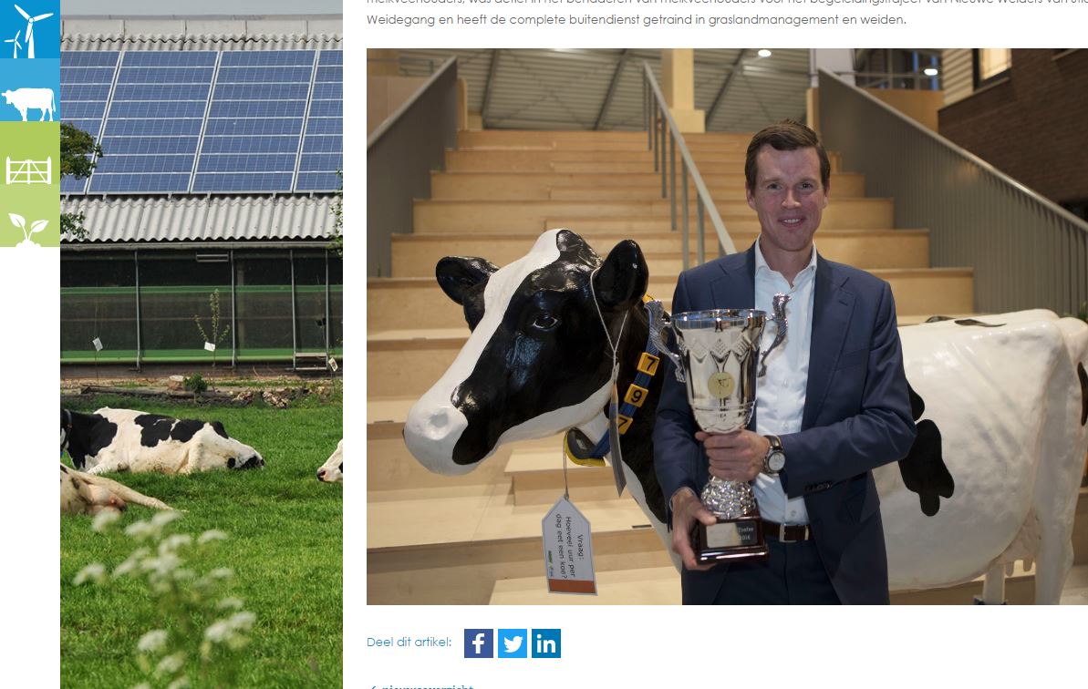 Henk Sierksma, Senior Category manager Zuivel bij Albert Heijn met de trofee voor de duurzame weidezuivel. 