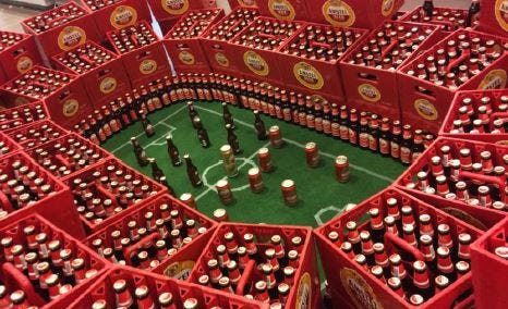 Het door Stap gelaakte stadion in het AH-filiaal. Foto: Stap