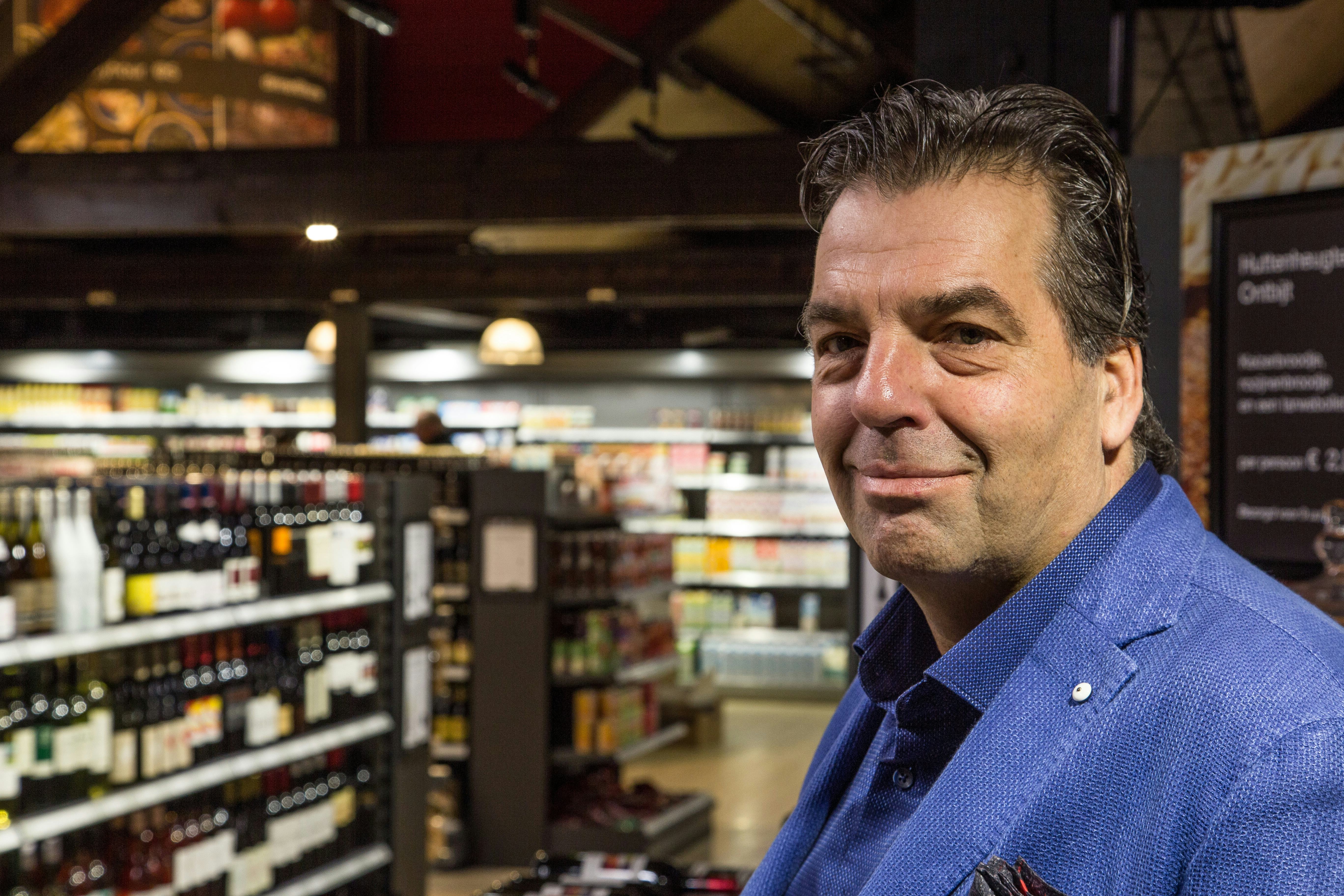 Theo Kalkdijk heeft de formule Deli Food Store zelf ontwikkeld en ook deze nieuwste winkel vrijwel volledig zelf getekend.
Foto's : Jan Willem van Vliet