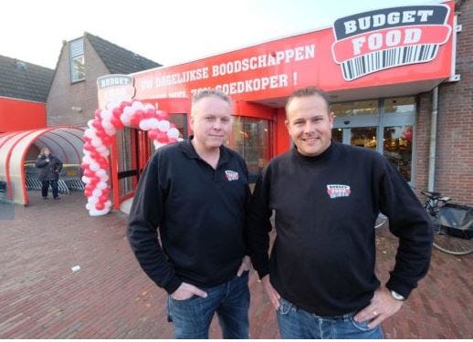 Jaap van Vuure (l) en Maarten Muller in 2016 bij de opening van het filiaal in Joure.