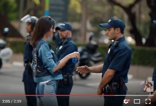 De gewraakte passage in  de commercial. Foto: YouTube