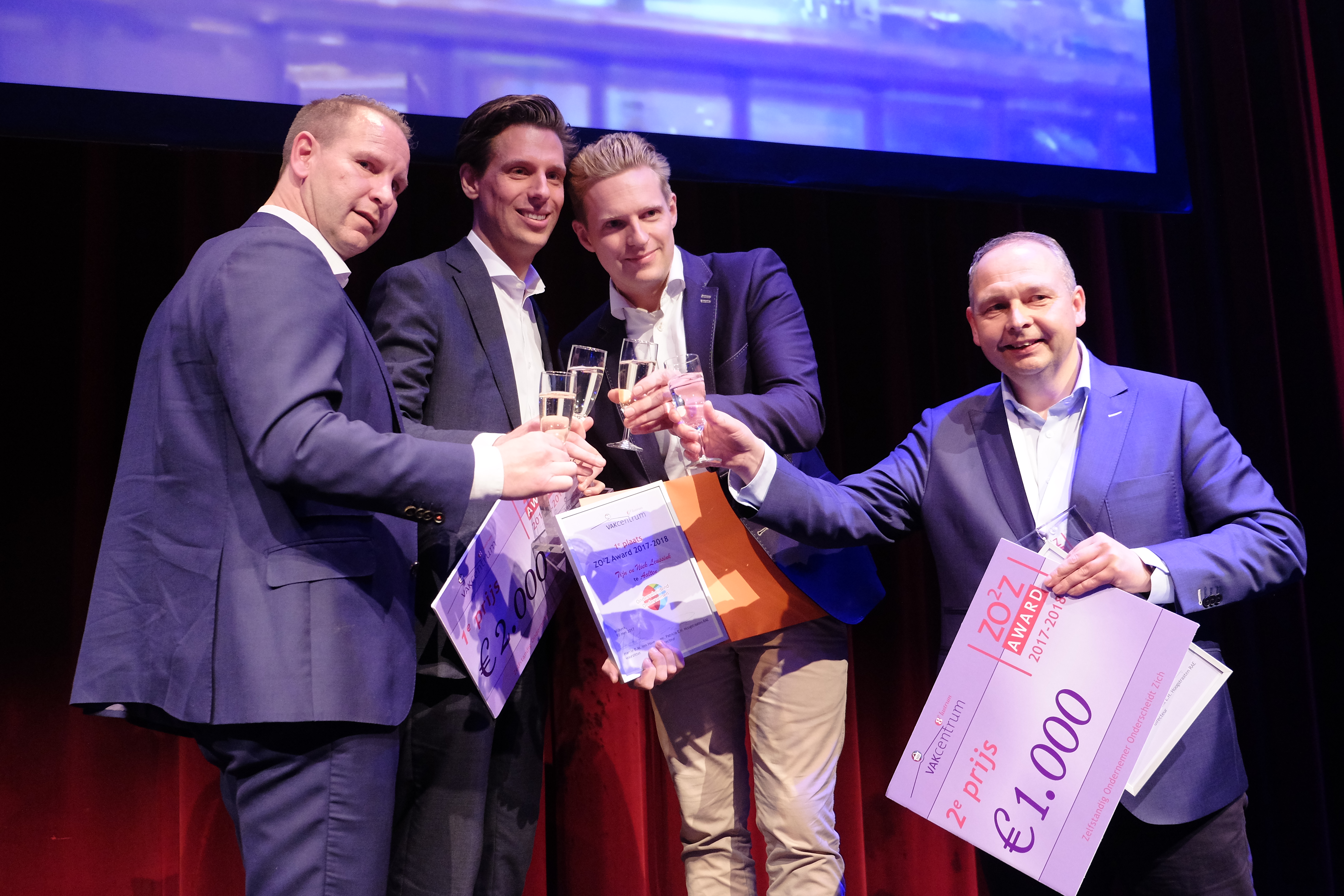 Niek en Tijn Leussink, geflankeerd  door Plus-ondernemer Stephan van Engelen (l) en AH-franchiser Pieter Bijlsma (r)