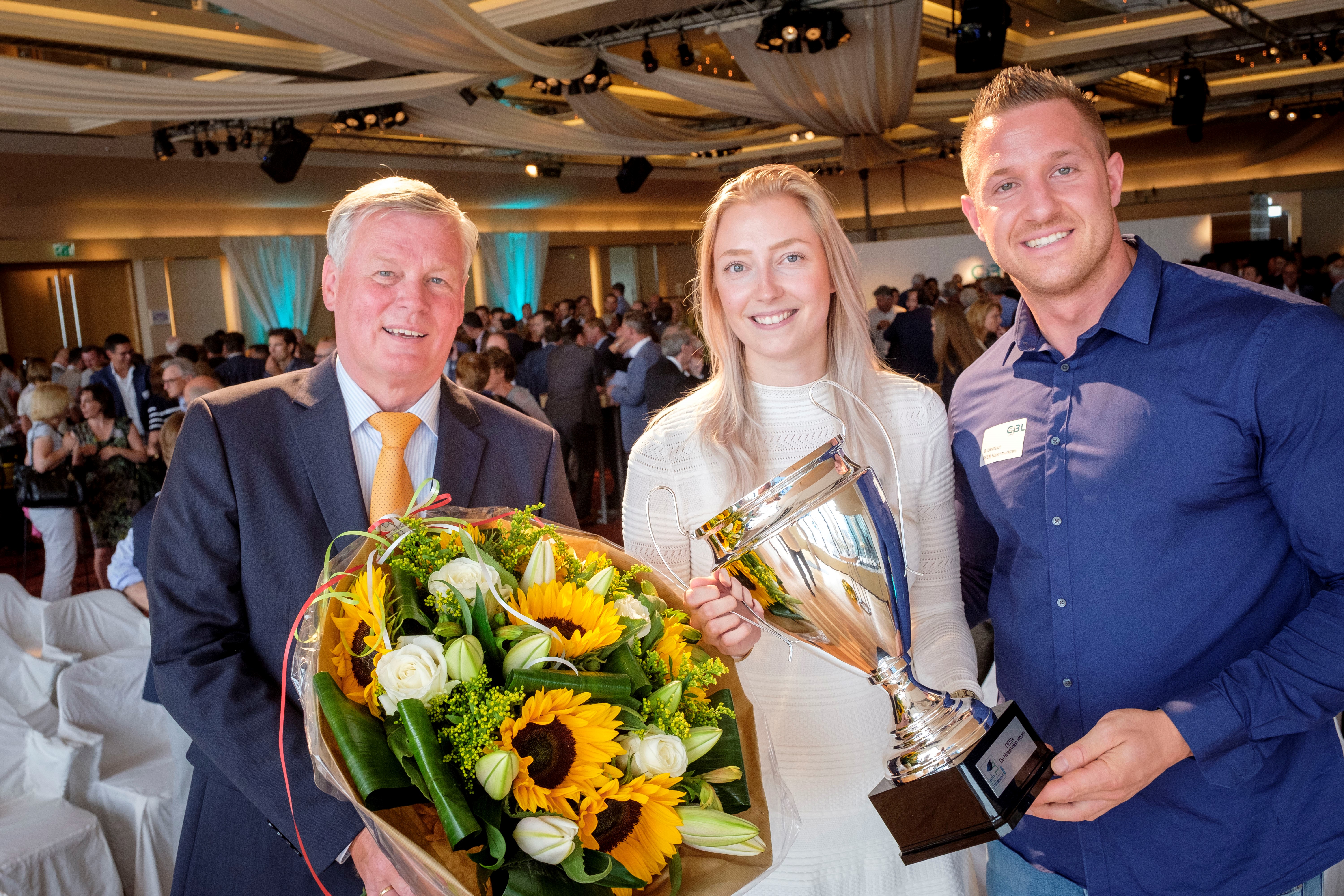 CBL-voorzitter Bert (l) Roetert reikt de prijs uit aan praktijkopleider Benjamin Lieshout (r)