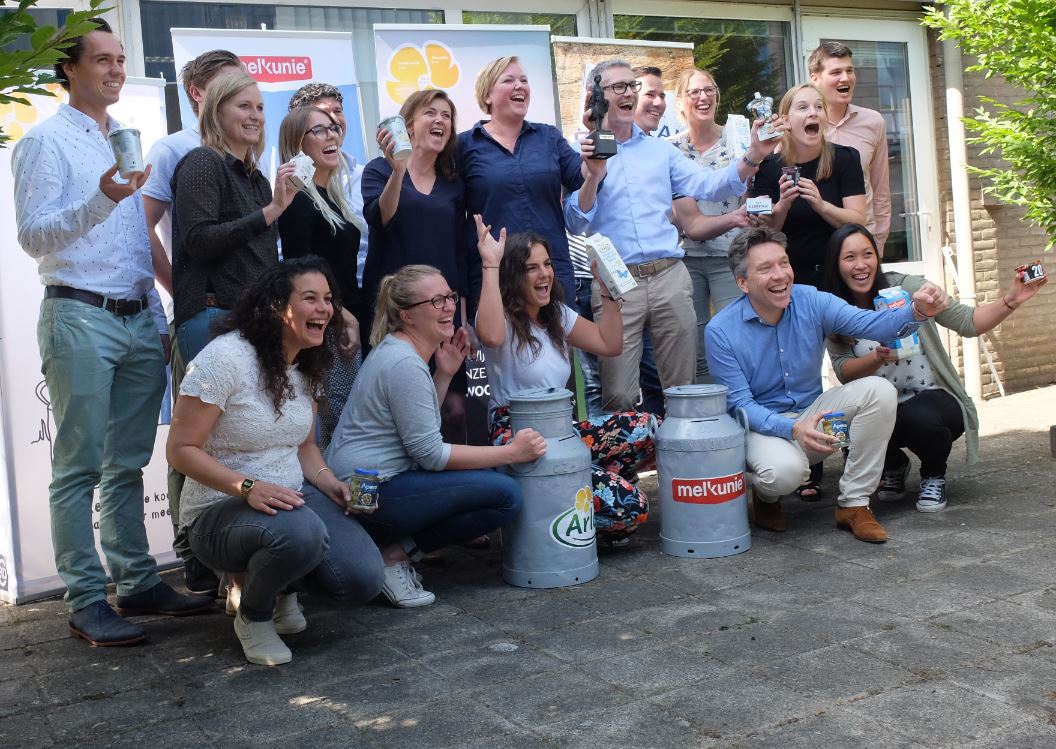 Het Arla team juicht bij  het winnen van de Foodmagazine Marketing Award.