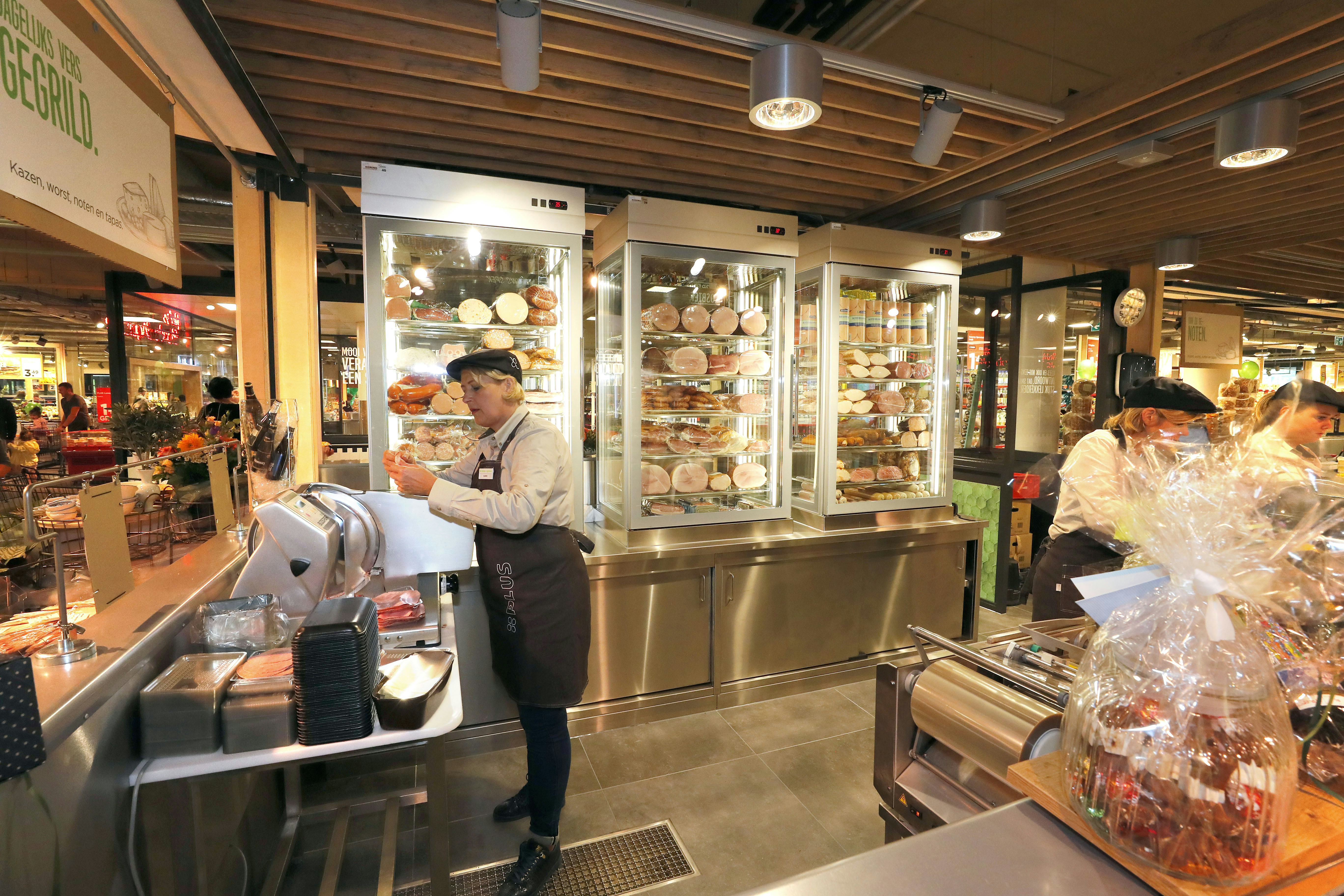 In tegenstelling tot de voorgaande Briljant 2.0 winkels heeft de Plus in Best 3 ipv 1 kast voor de vleeswaren. Foto: Bert Jansen.