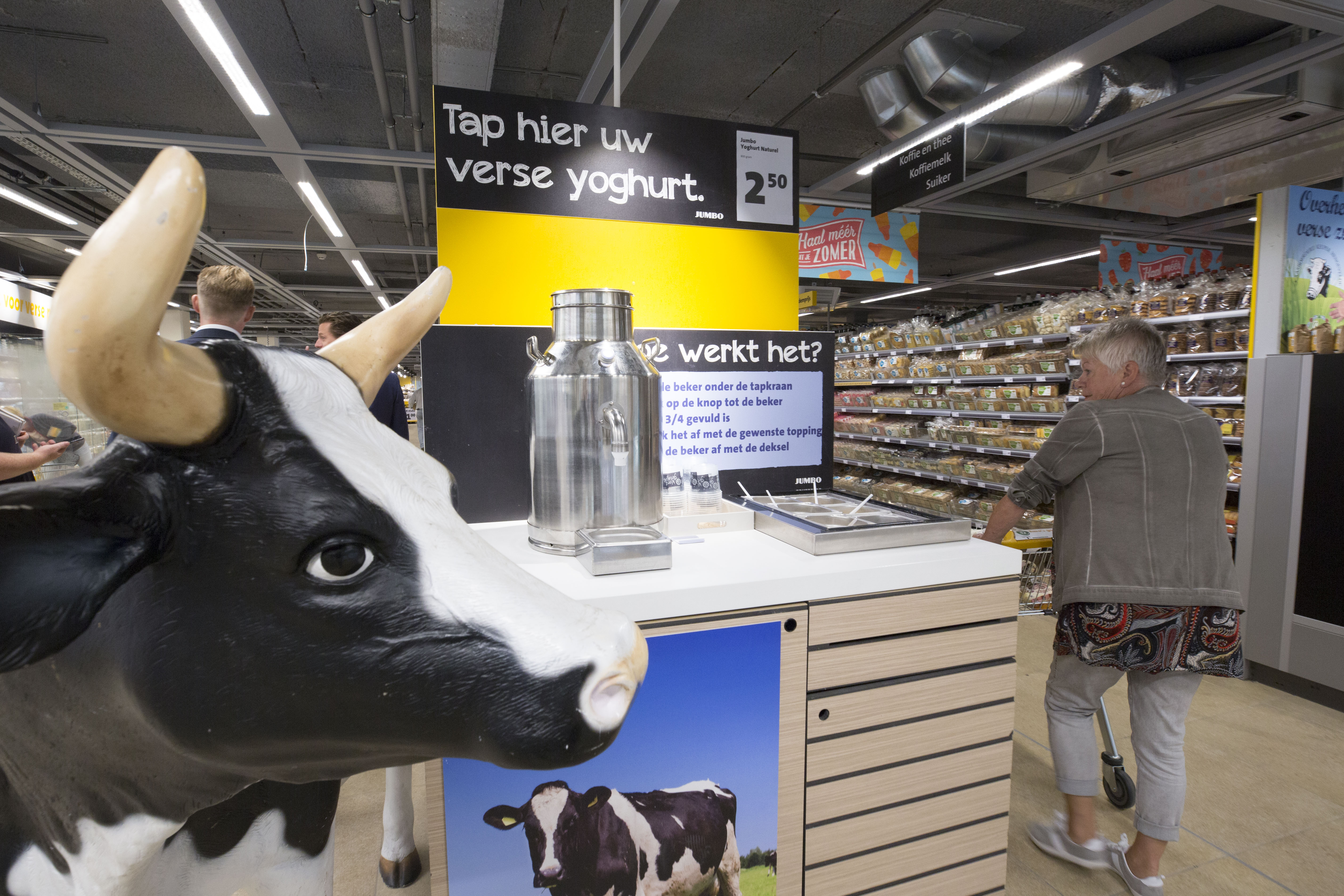 Een yoghurttap. De broers Leussink kiezen ervoor om klanten zelf te laten tappen. Ook worden hier kant-en-klare yoghurts gemaakt die voorin de winkel worden verkocht.  Foto: Koos Groenewold.