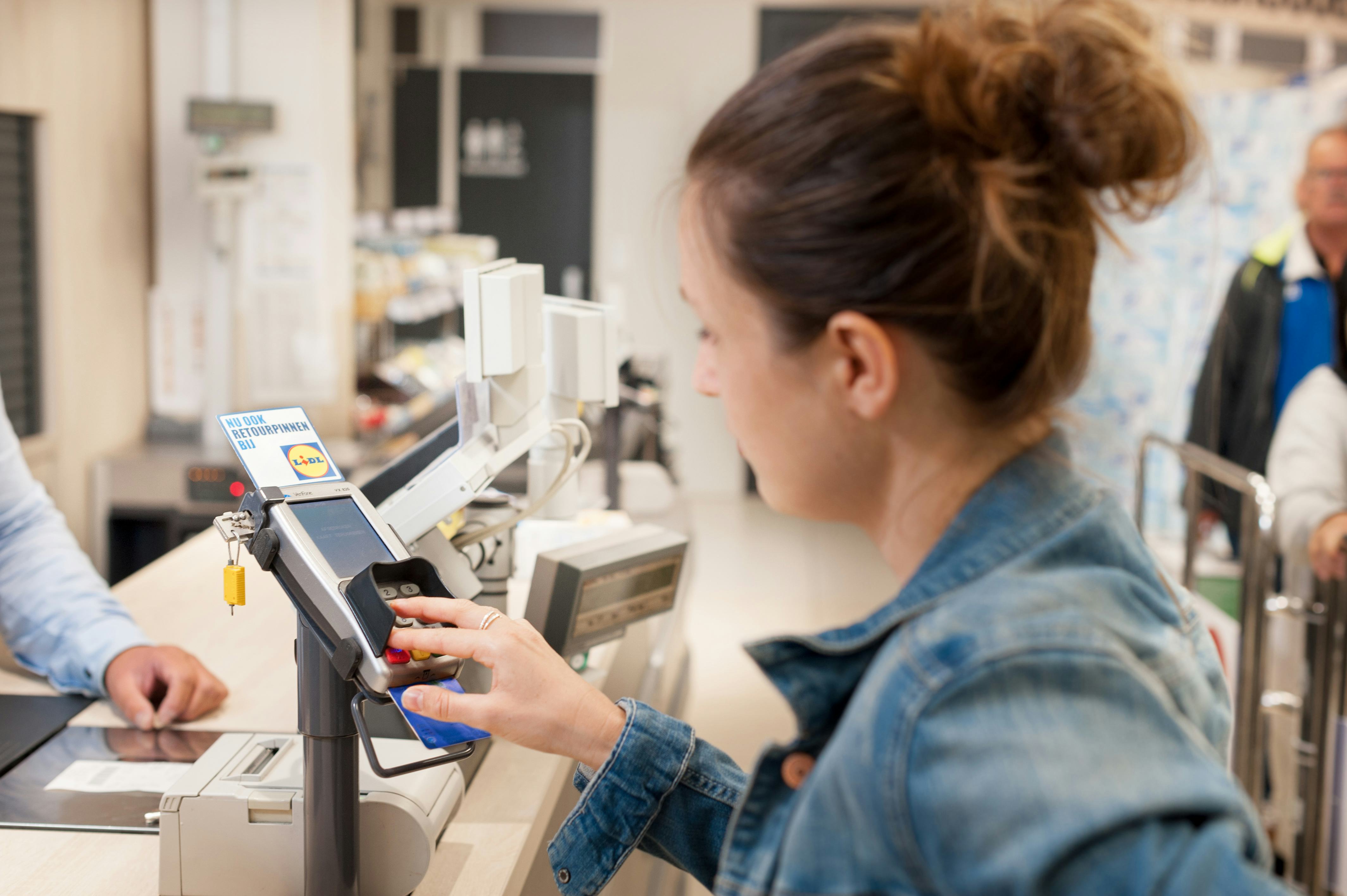Retourpinnen bij Lidl Leiden