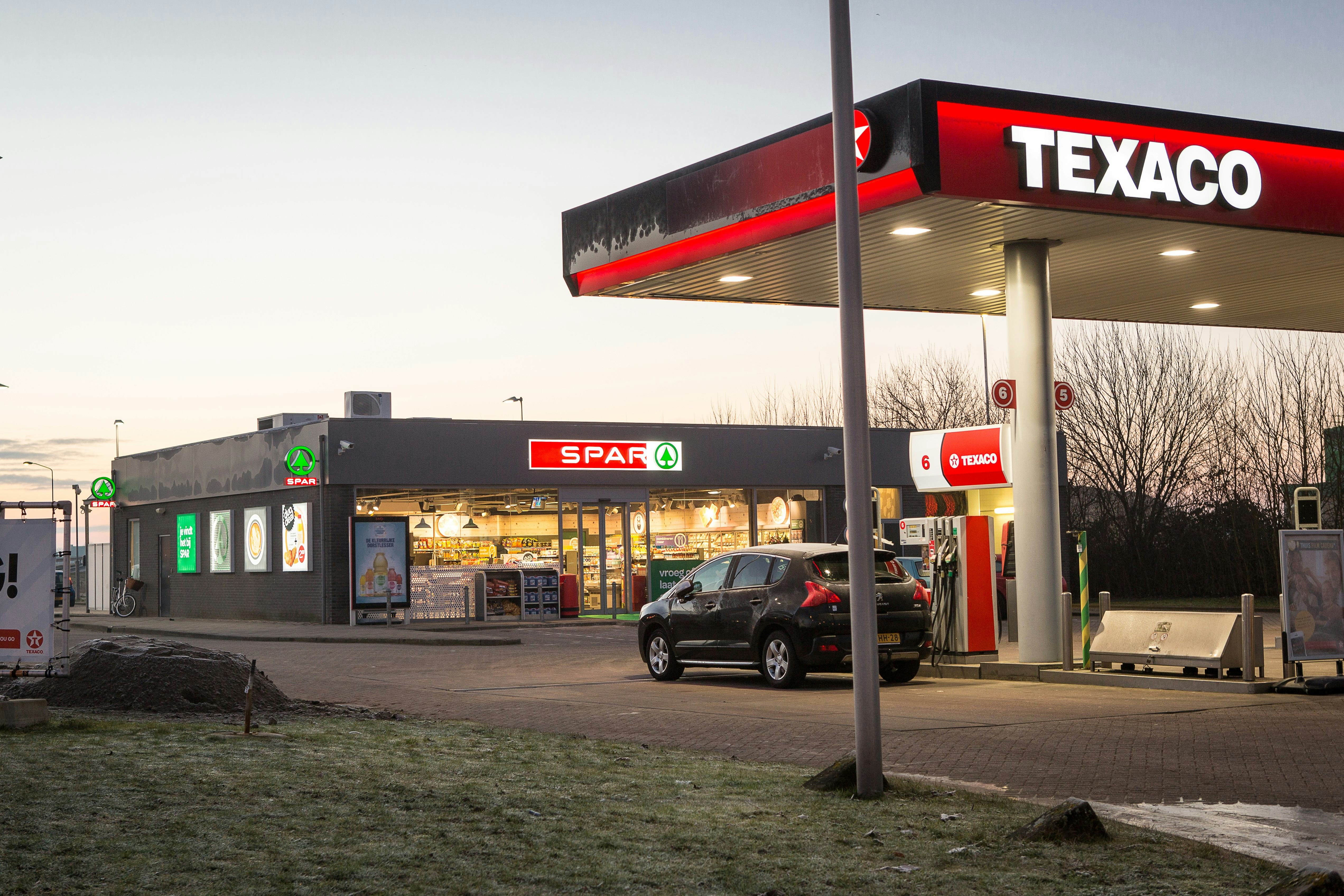 Een Spar Express-vestiging bij een Texaco tankstation. Foto Peter Roek