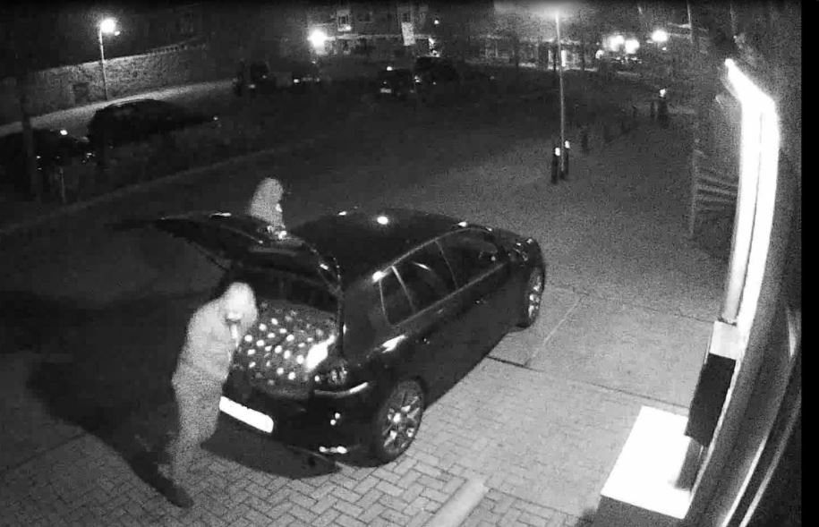 De vluchtauto van de sigarettenkrakers. Foto: beveiligingscamera AH Enter.