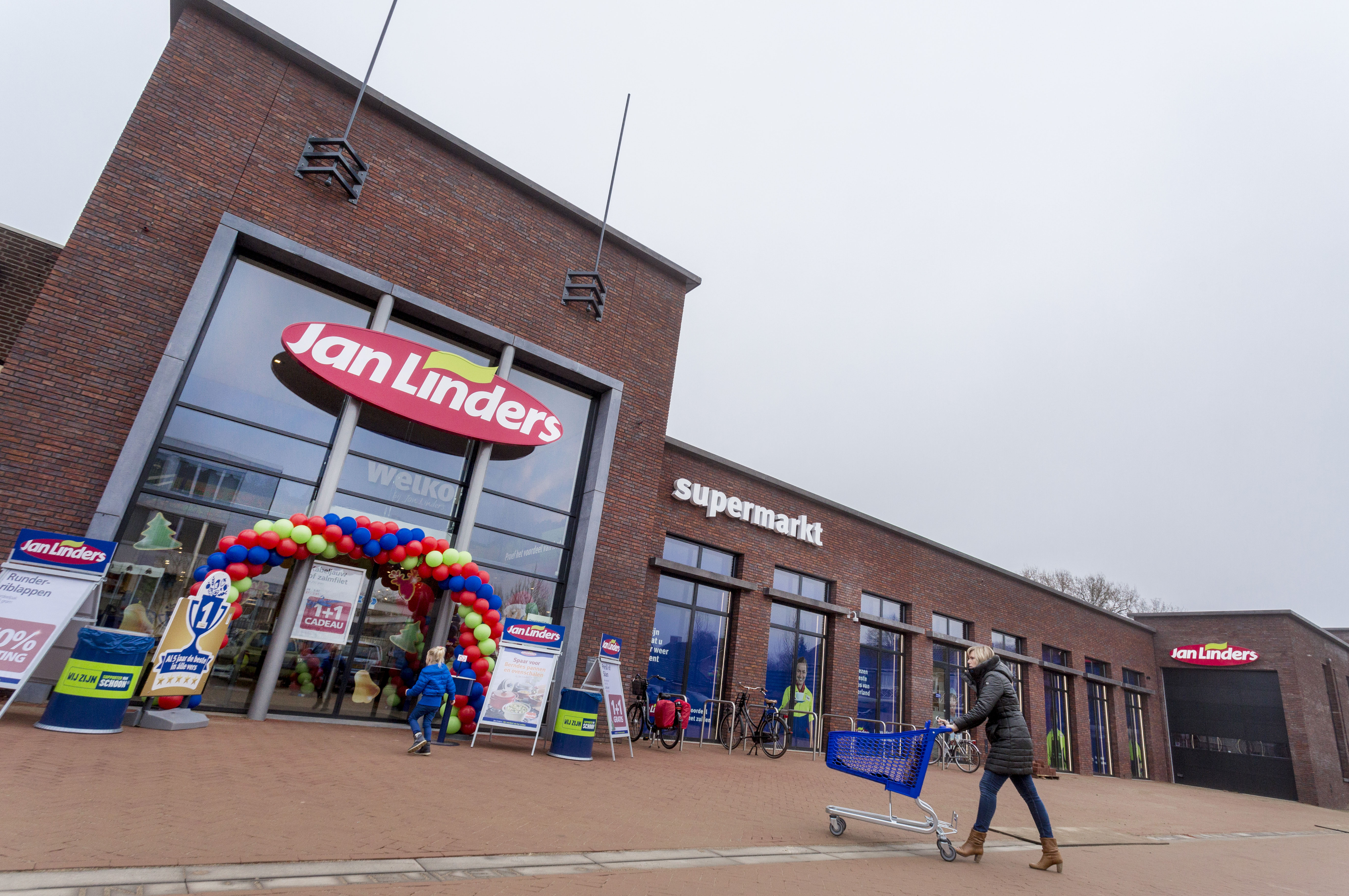 Distrifood: Jan linders te Nieuw Bergen en directeur Chantal de Rijk