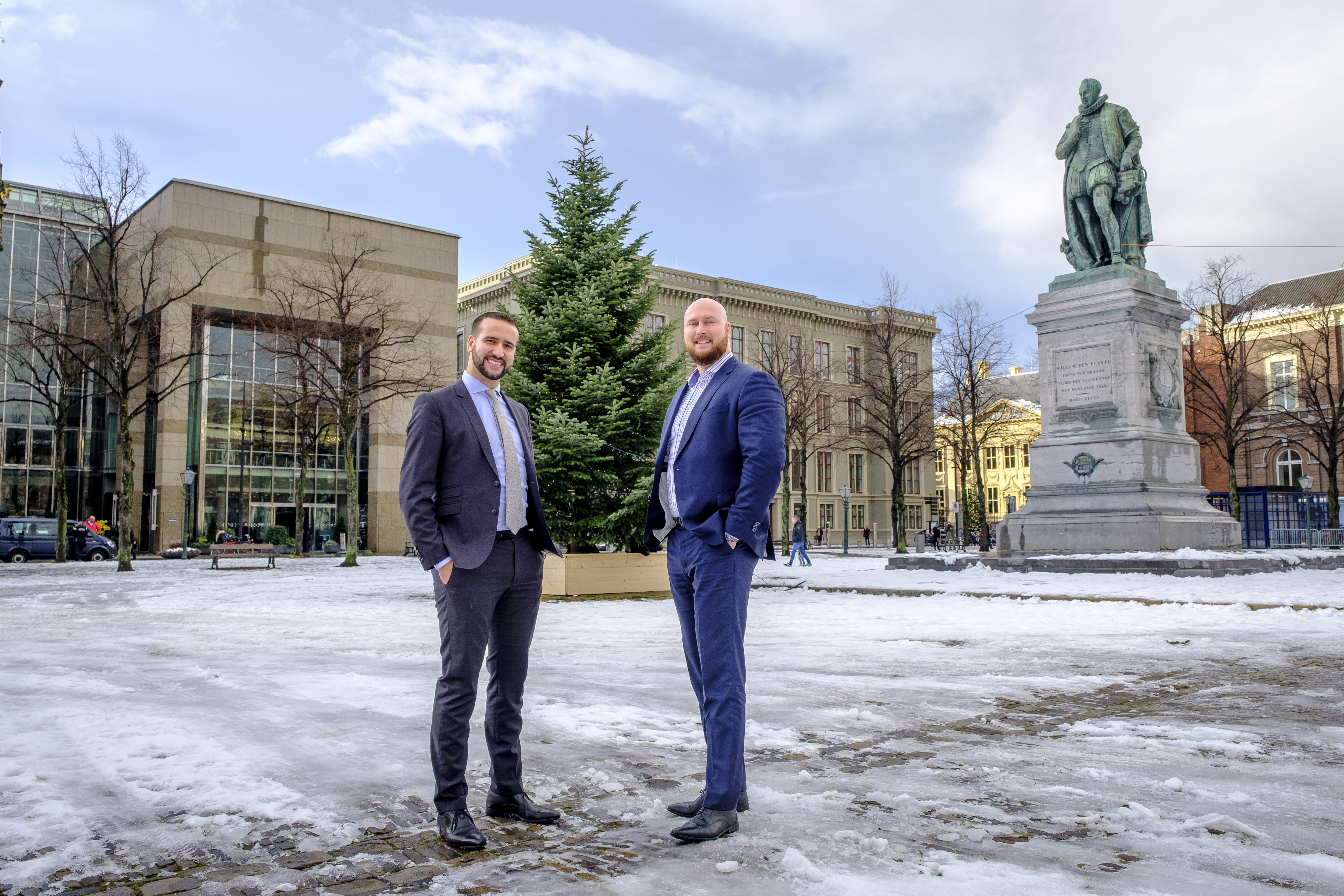 Rachid el Menhali en Johan Roodenrijs organiseerden met Kerst een diner voor 400 Hagenaars. Foto: Roel Dijkstra