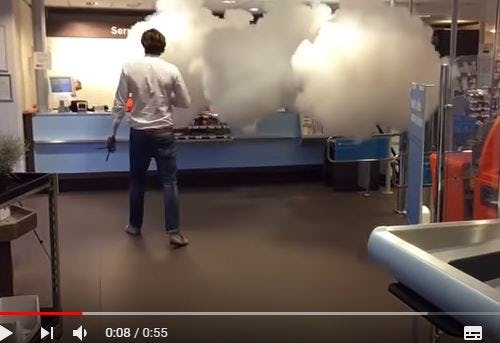 Een mistgenerator zet een winkel in slechts enkele tellen vol met mist. Foto: Bandit Mistbeveiliging.