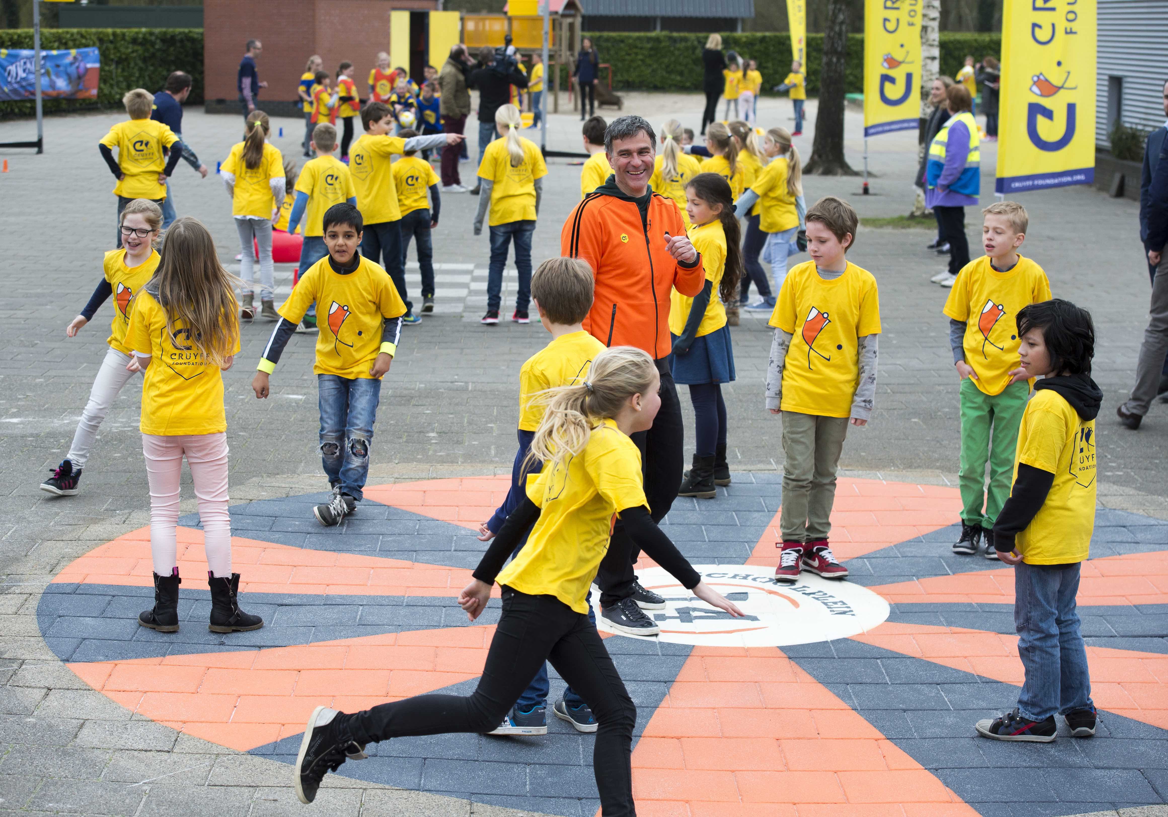De school die het meeste ophaalt met de Doekoe-spaaractie, wint een zogeheten Schoolplein 14. Foto: Coop/Johan Cruijff Foundation