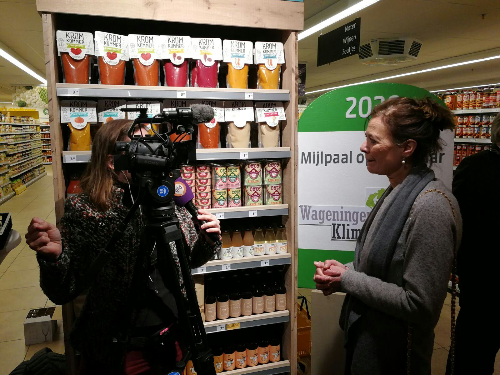 De media waren massaal aanwezig bij de onthulling van het verspillingsschap bij Jumbo Verberne in Wageningen. Hier geeft Louise Fresco van Wageningen University een interview aan Omroep Gelderland.