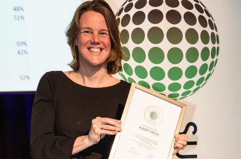 Marit van Egmond, directeur merchandising en sourcing van AH, nam de award voor hoogst genoteeerde supermarkt in de Sustainable Brand Index in ontvangst. Foto; Sustainable Brand Index