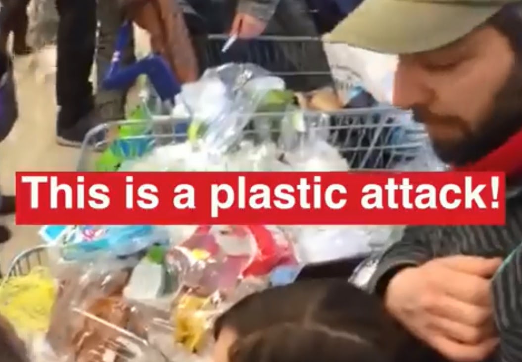 Plastic Attack bij een supermarkt in Bristol. Still uit een video op de Facebookpagina van de BBC.