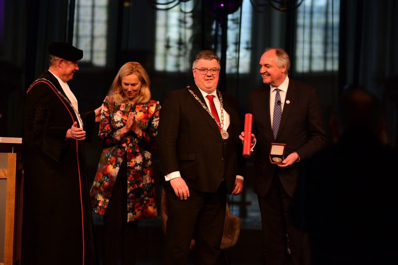 Paul Polman (Unilever) ontvangt Vrede van Nijmegen Penning VredeFoto: Mathijs Hanekamp