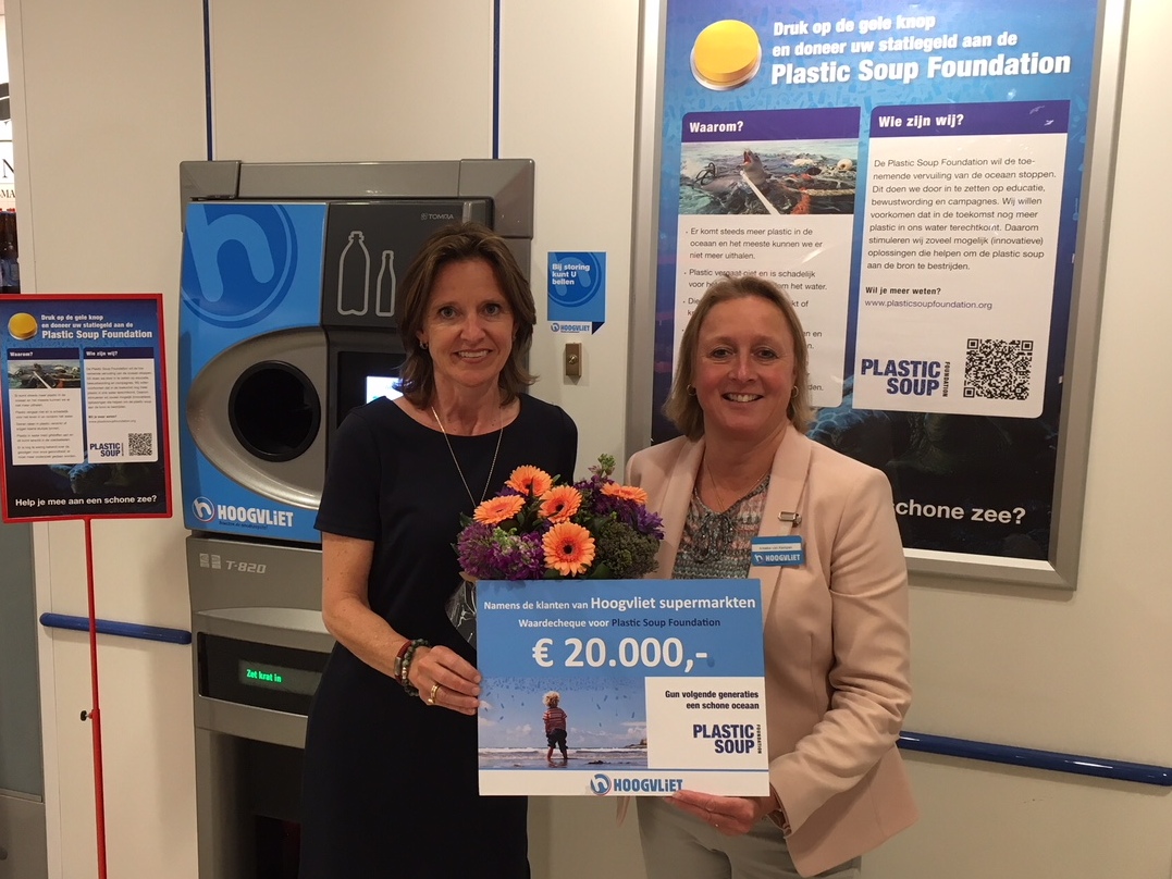 Anneke van Kempen (r) van Hoogvliet overhandigt de cheque aan Wendela van Asbeck van Plastic Soup Foundation.