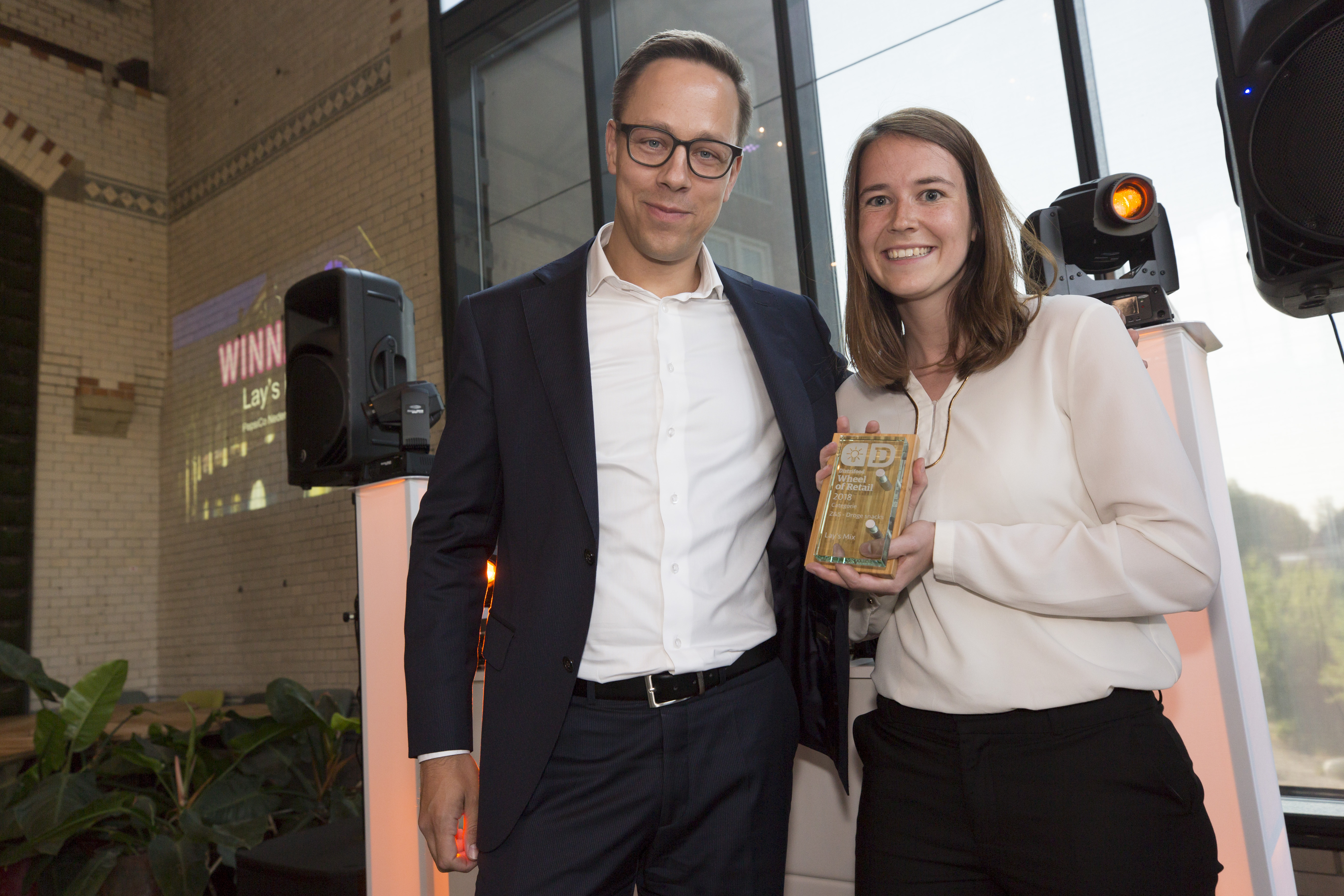 Head of Marketing Snacks Benelux Robin de Bruijn en accountmanager Tessa Maas.