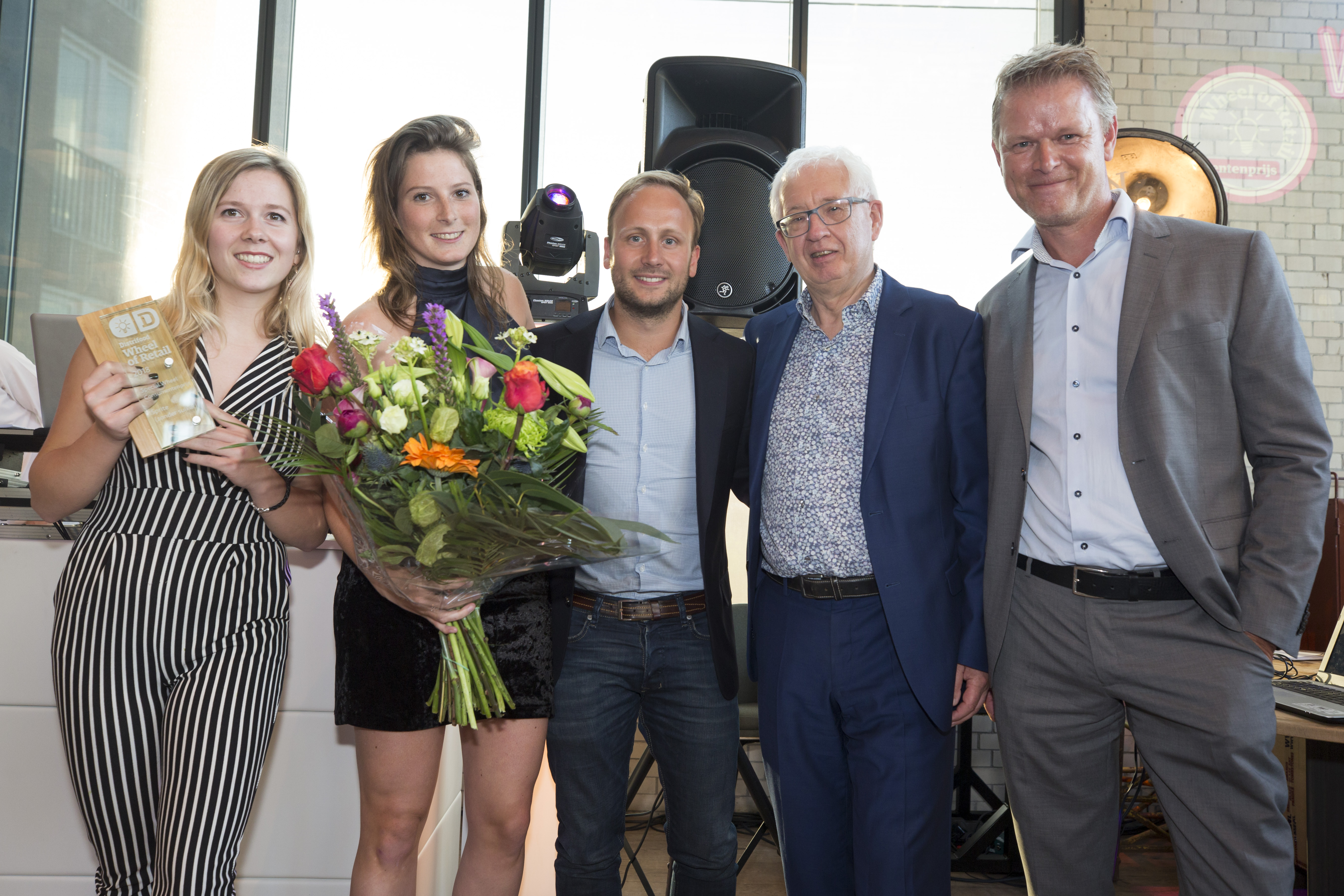 V.l.n.r.: Iris Arts (Jr. Portfolio-manager CCEP), Bente Sluijter (trainee Portfolio CCEP) en Tim Geelen (brand manager Flavours Coca-Cola Nederland), met Wheel-juryleden Joop Holla (GfK) en Hans Feenstra (Nielsen).