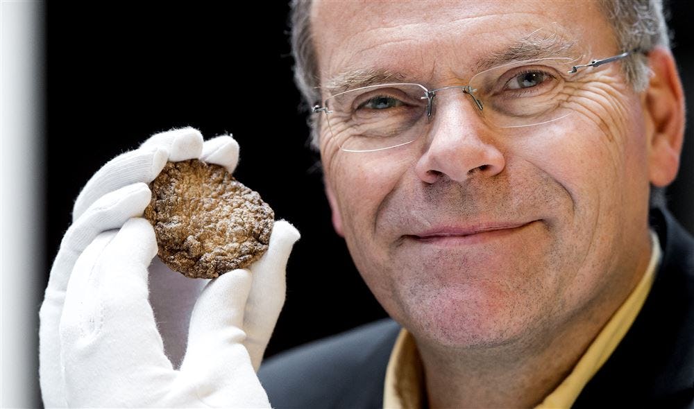 Professor Mark Post enkele jaren geleden bij de presentatie van de eerste kweekburger. Foto: ANP.