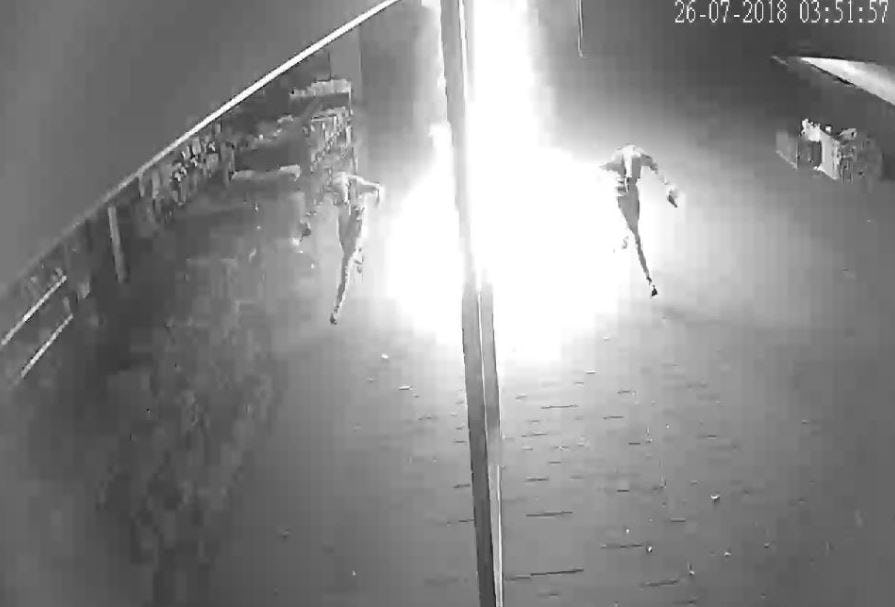 De brandstichter zette bijna ook zichzelf in de fik. Foto: beveiligingscamera/Politie