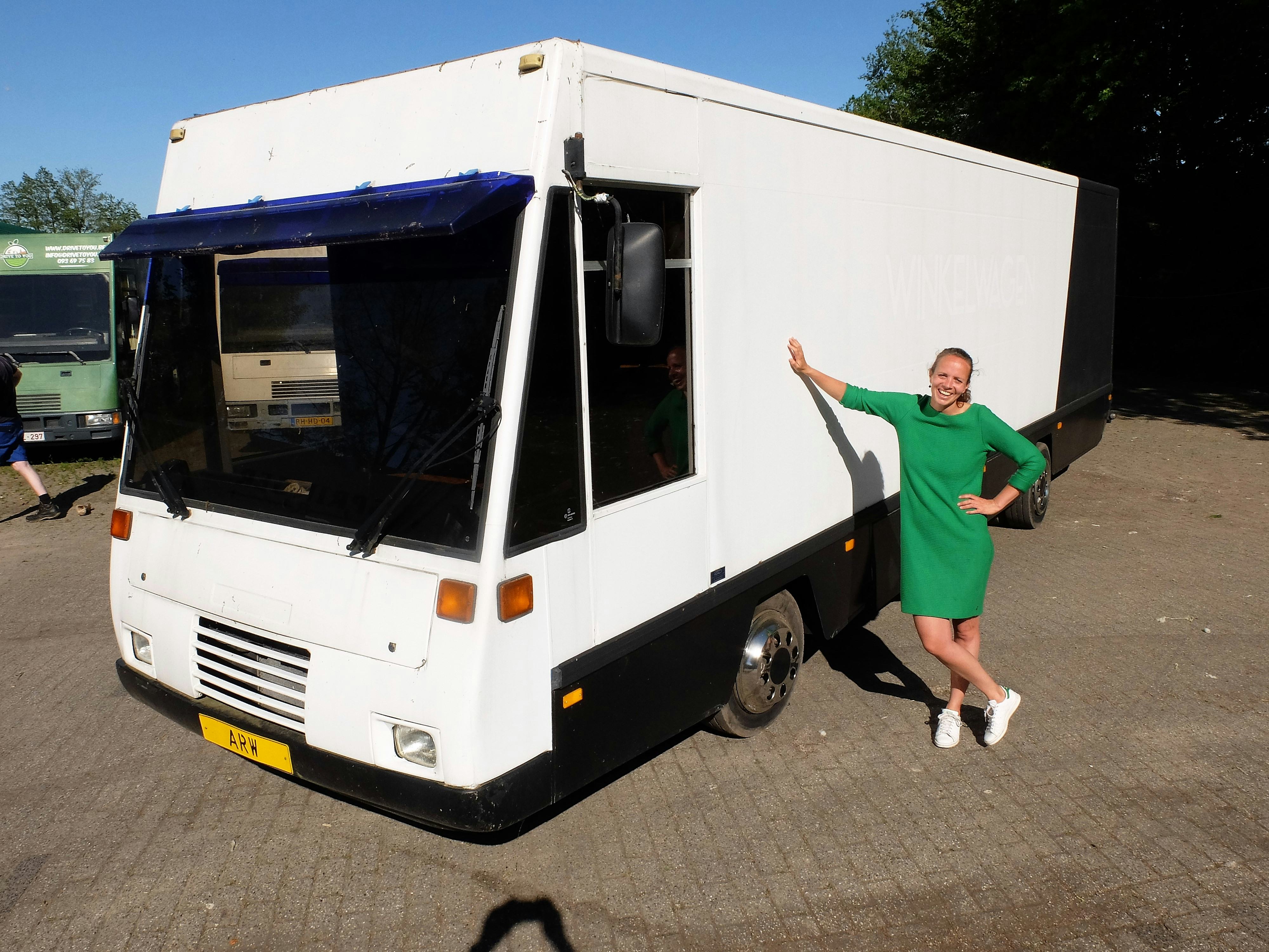 Loes van der Meulen trekt project De Blauwe Tomaat en rijdt met een oude SRV wagen naar achterstandswijken in Arnhem om groenten en fruit te verkopen die anders weggegooid worden