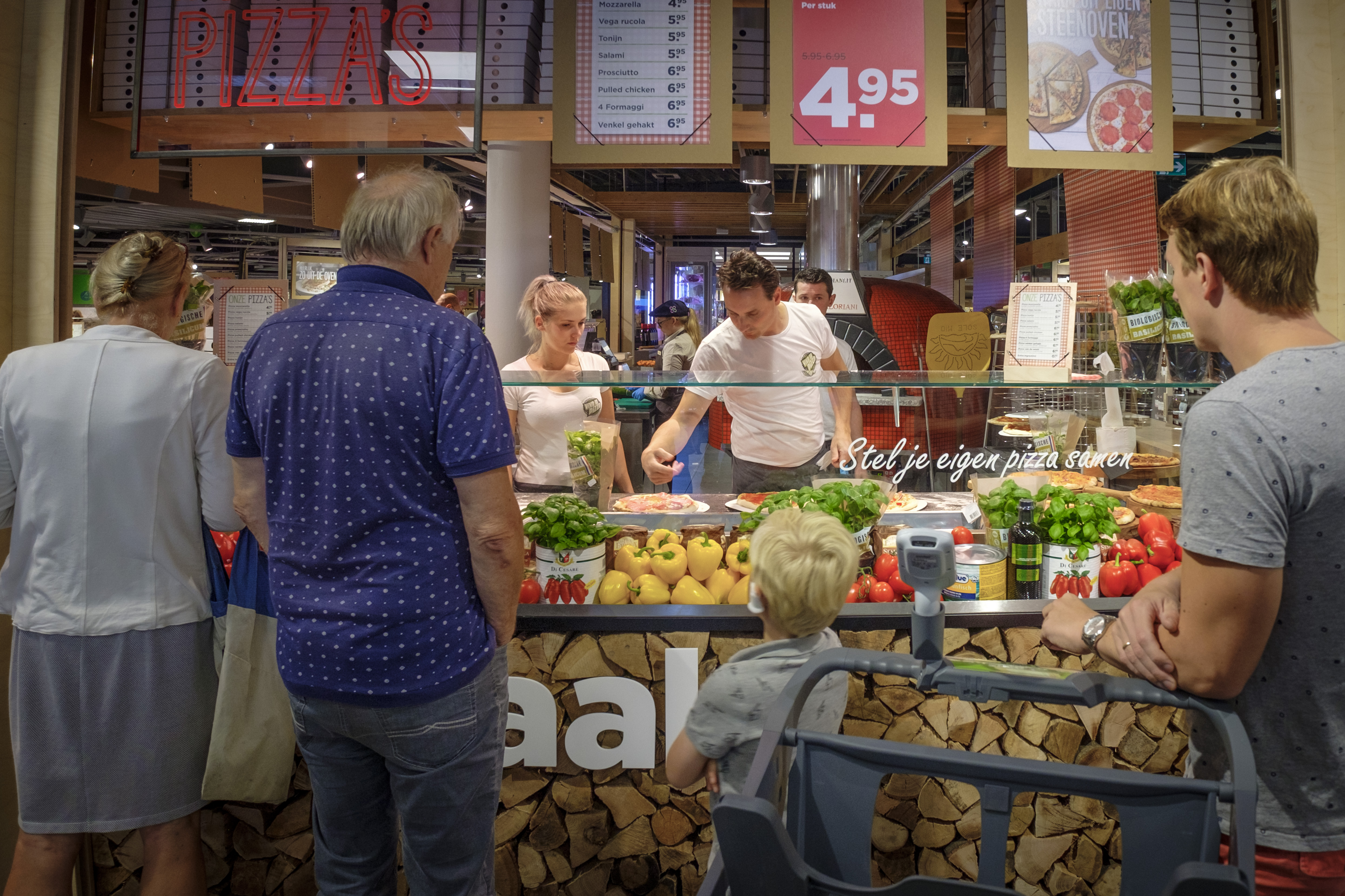 (C) Roel Dijkstra / Joep van der Pal


Dordrecht - Plus Pel 't Lam Dubbeldam is weer open na een verbouwing van 3 weken