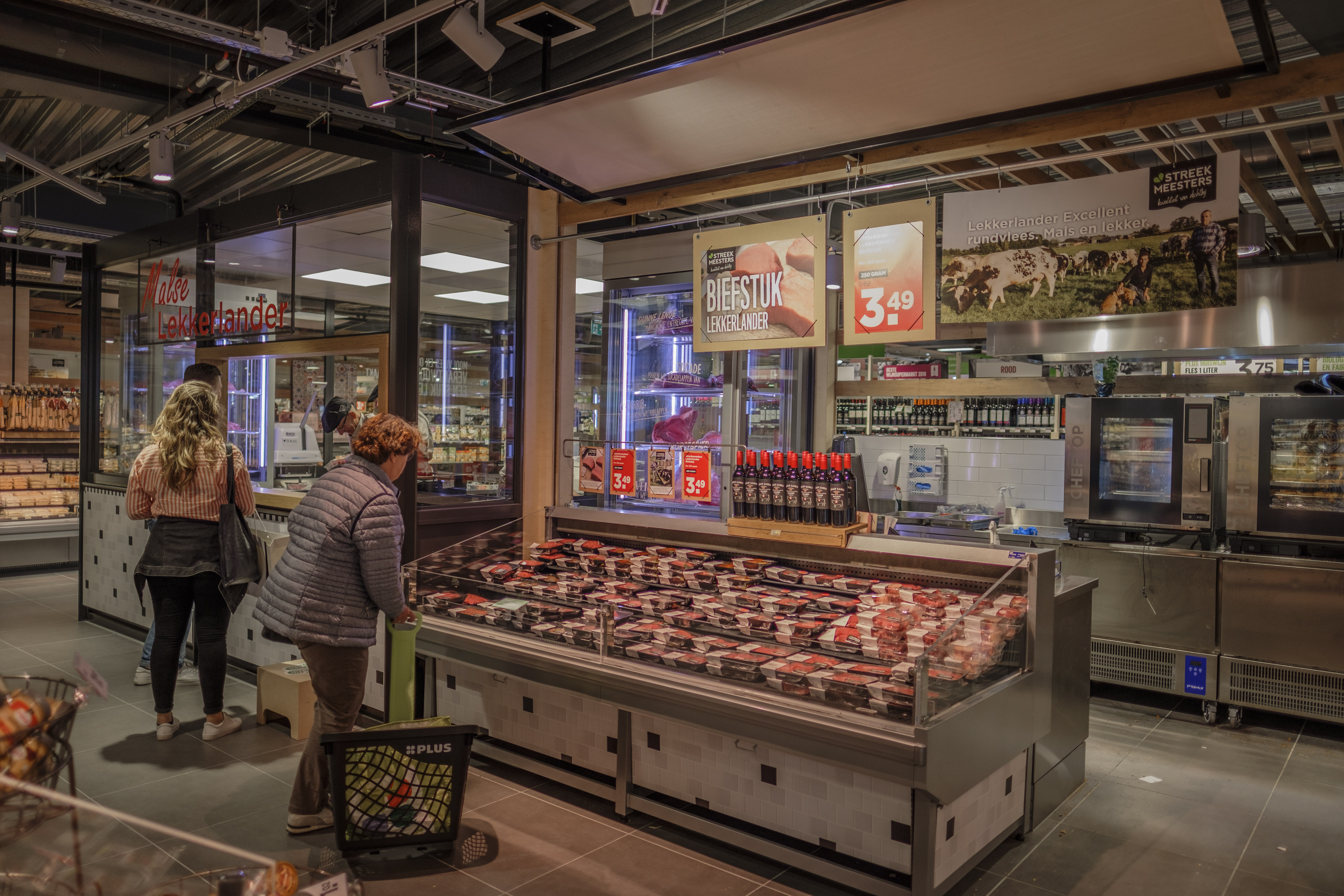 Foto:  Roel Dijkstra / Joep van der Pal


Dordrecht - Plus Pel 't Lam Dubbeldam is weer open na een verbouwing van 3 weken