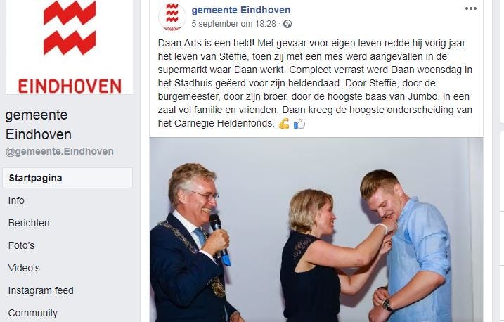 Jumbo-medewerker Daan Arts krijgt de heldenmedaille opgespeld. Foto: Facebook/Gemeente Eindhoven