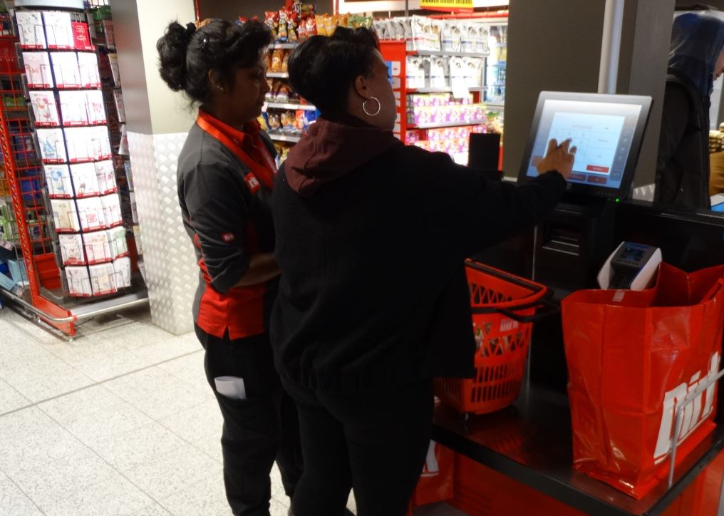 Dirk test scan&go kassa bij een Amsterdams filiaal. Foto: Dirk