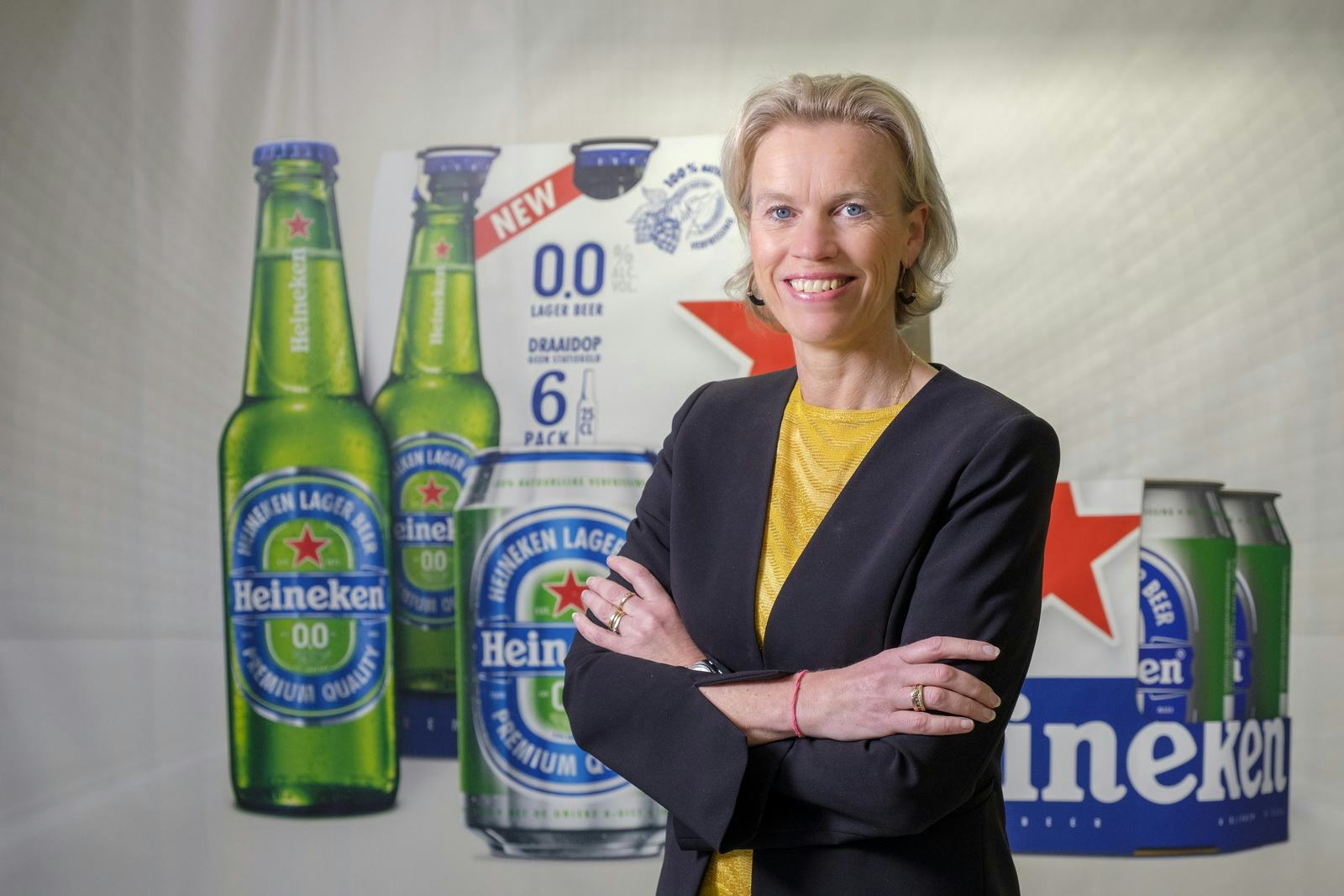Retail directeur Evelien Sanders van Heineken vindt het geen overbodige luxe wanneer er een metertje meer bijkomt voor het bierschap. - Foto : Fred Libochant