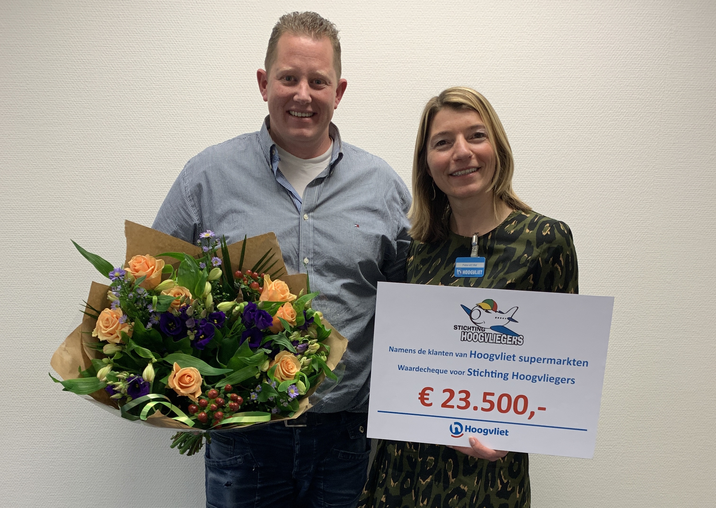 Petra van der Vlist (P&O-manager Hoogvliet) overhandigt de cheque namens de Hoogvliet-klanten aan Peter Bakker van Stichting Hoogvliegers.