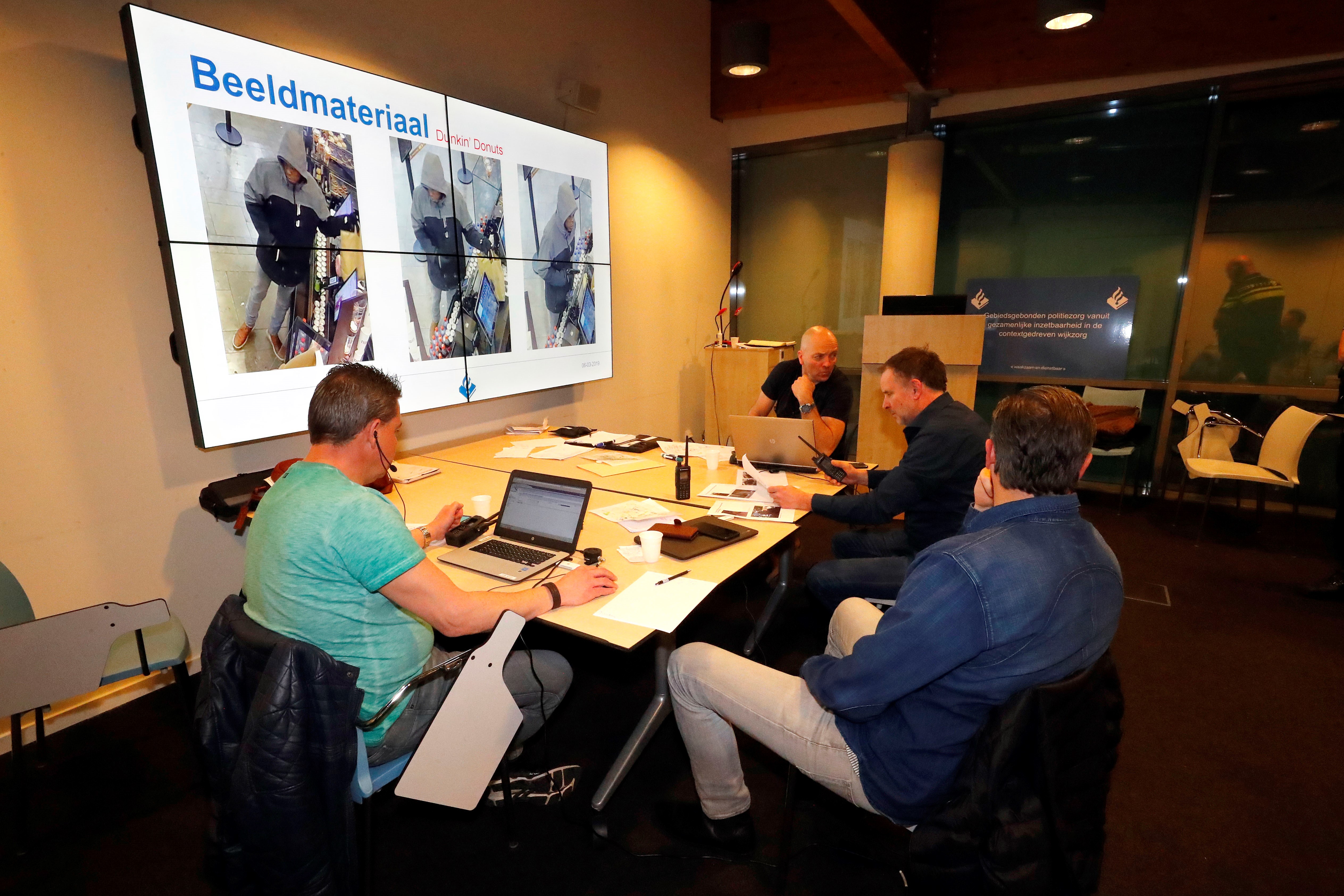 <h2>Politie zet gewapende vakkenvullers in</h2><p>

Jan de Laat (tweede van rechts) leidde de jacht op de serieovervaller, die van circa 12 gewelddadige overvallen wordt verdacht.<p>
Foto: Bert Jansen