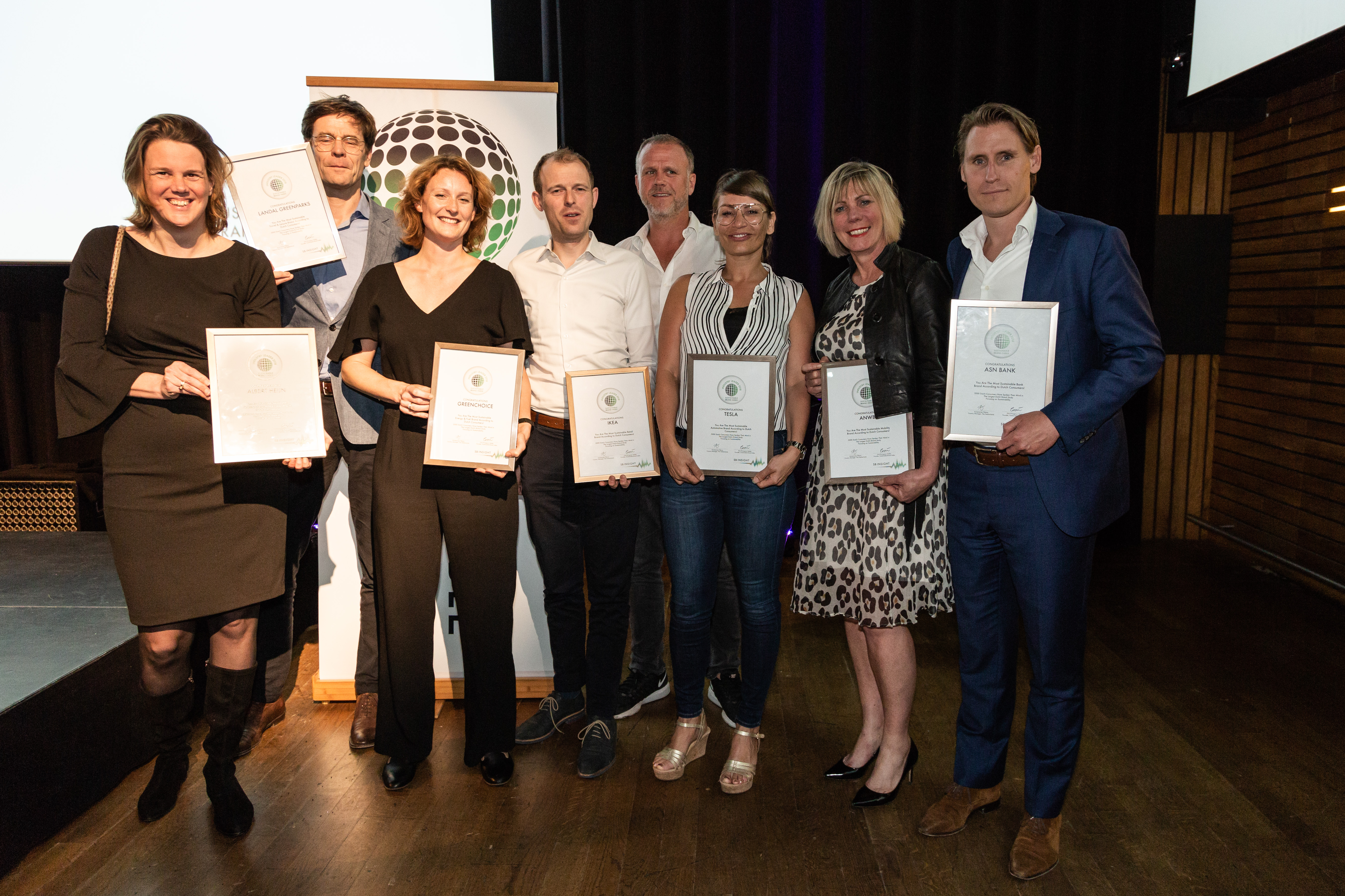 De winnaars van vorig jaar met links Marit van Egmond van AH. Foto: SBI