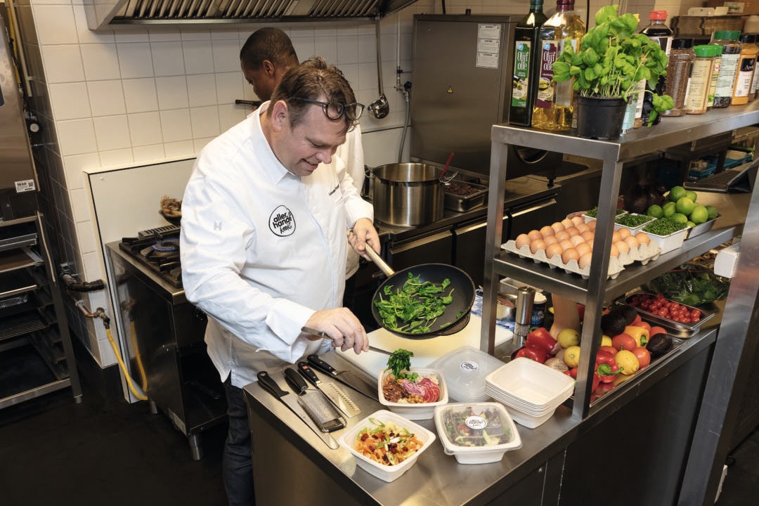 Een horecateam bereidt vanuit de dark kitchen de maaltijden Foto: Distrifood