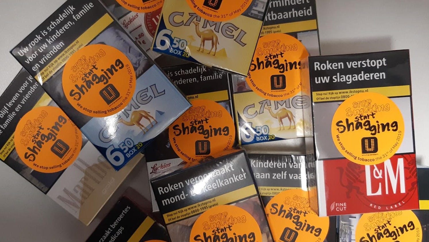 De pakjes sigaretten met de opvallende stickers. Foto: Spar University