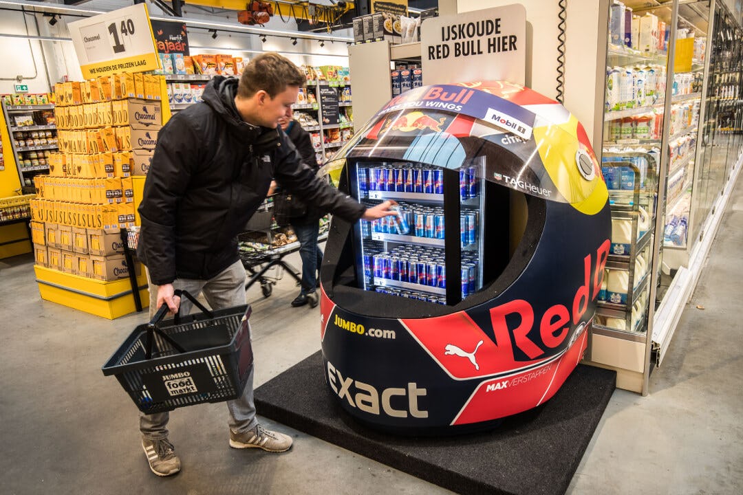 Een klant neemt een Red Bull mee uit de supermarkt.