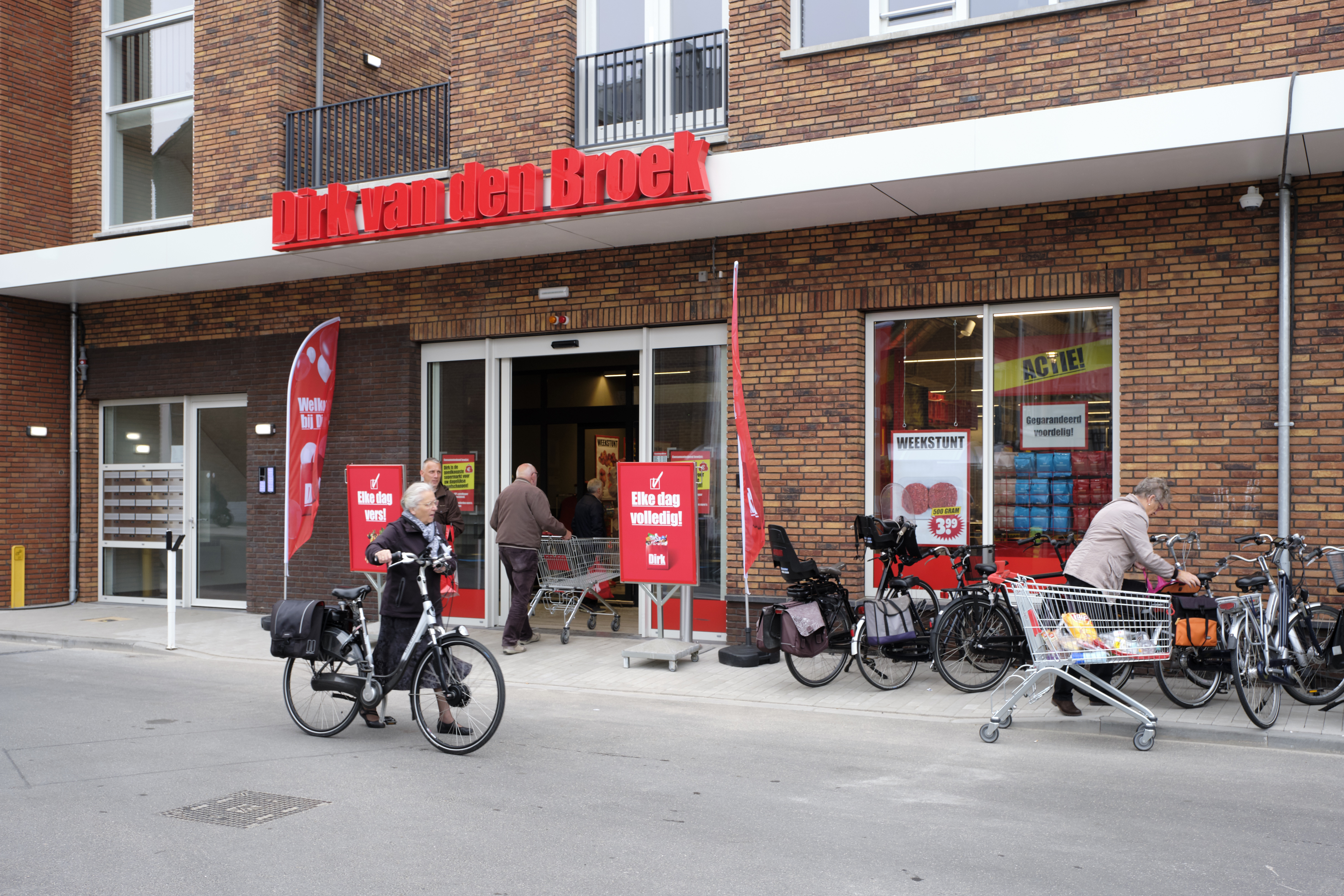 (C) Roel Dijkstra / Joep van der Pal


Alblasserdam - opening filiaal Dirk