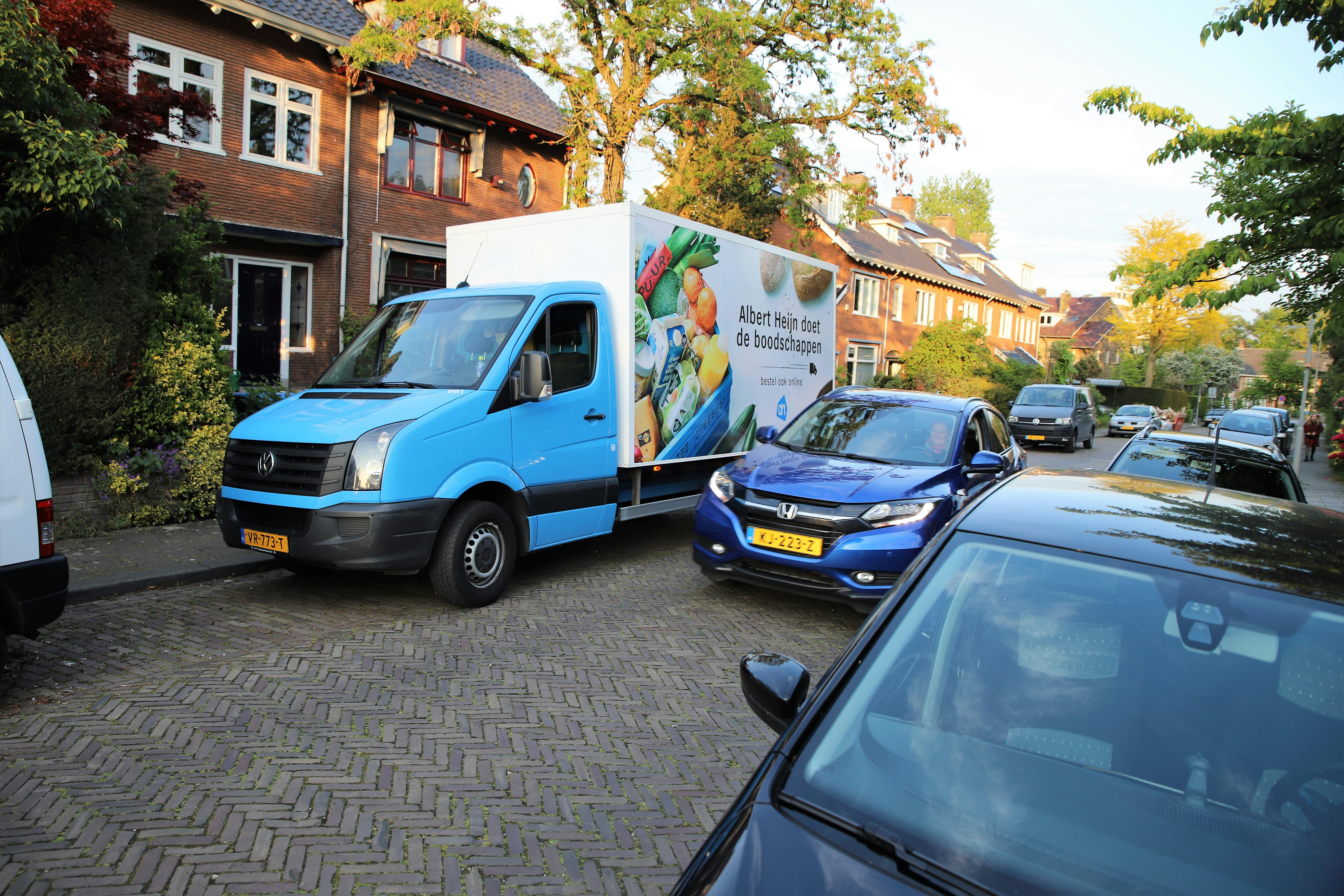 AH.nl bezorgt in een straat in Arnhem