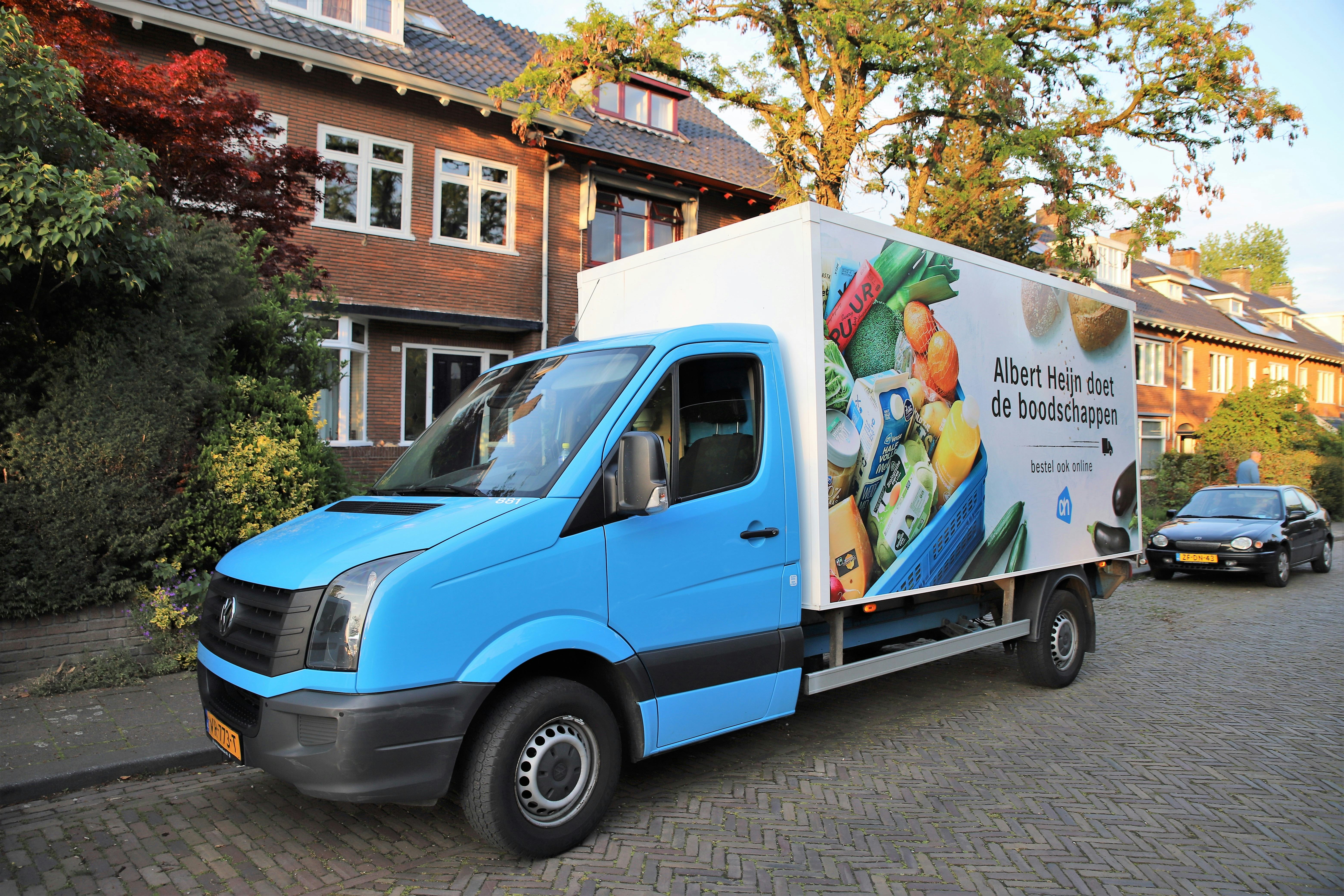AH.nl bezorgt in een straat in Arnhem