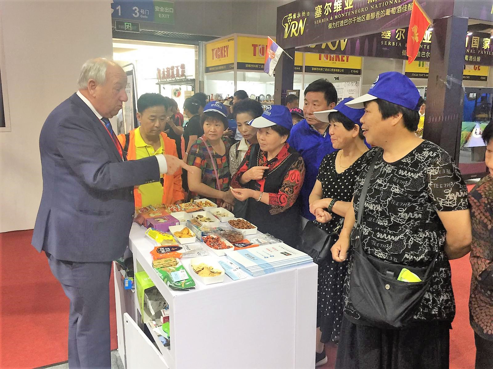 Gerard van den Tweel (links) op de beurs in Yiwu.