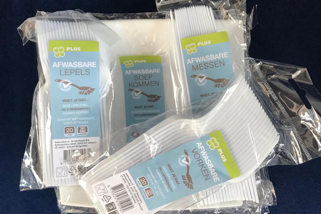 Al eerder pakte Plus het eenmalig wegwerpbestek aan